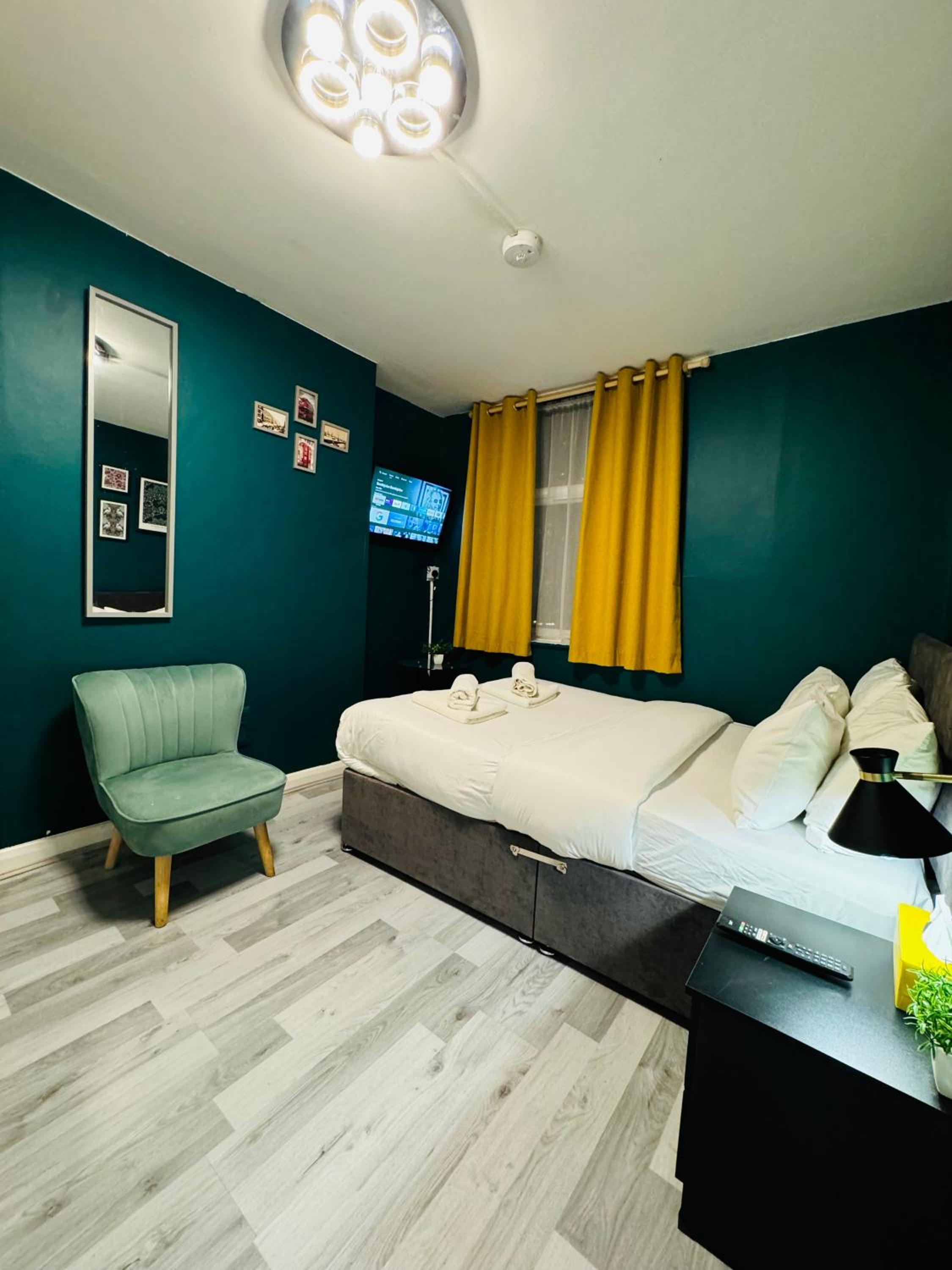 Unique Studio Flat in City 1110