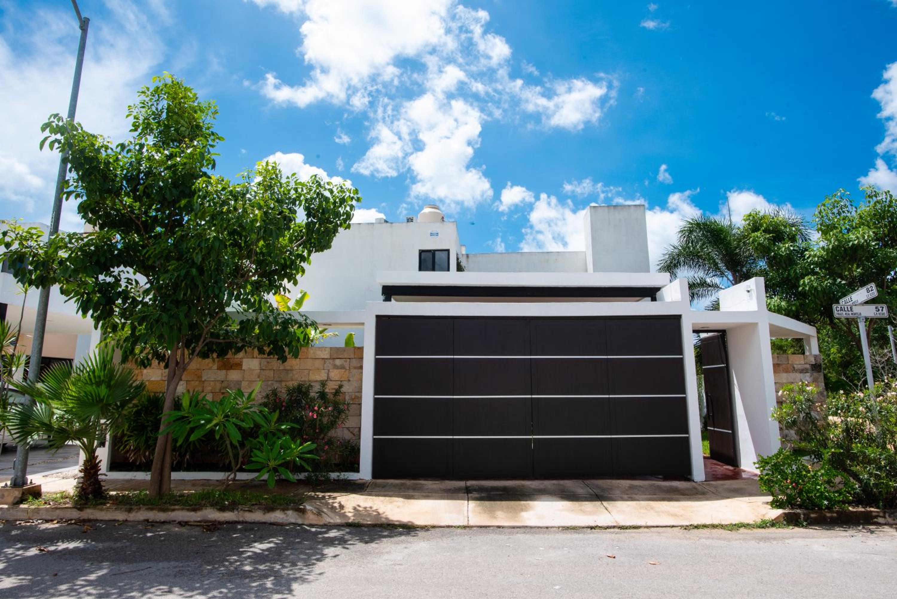Elegant and comfortable villa in Real Montejo view 2
