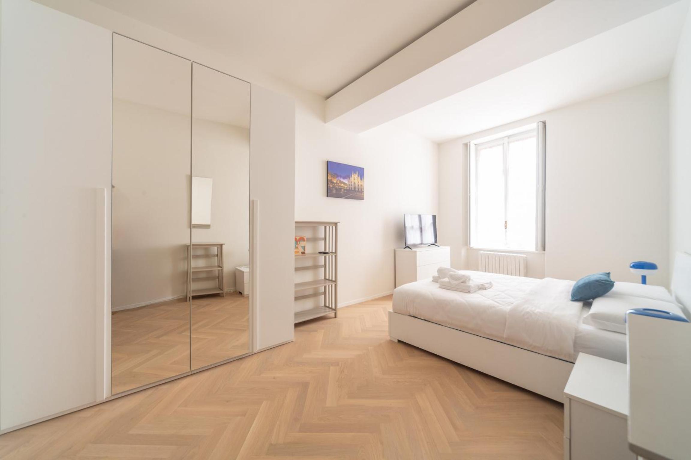 Charming 2-Bedroom Apartment in Milanese Building