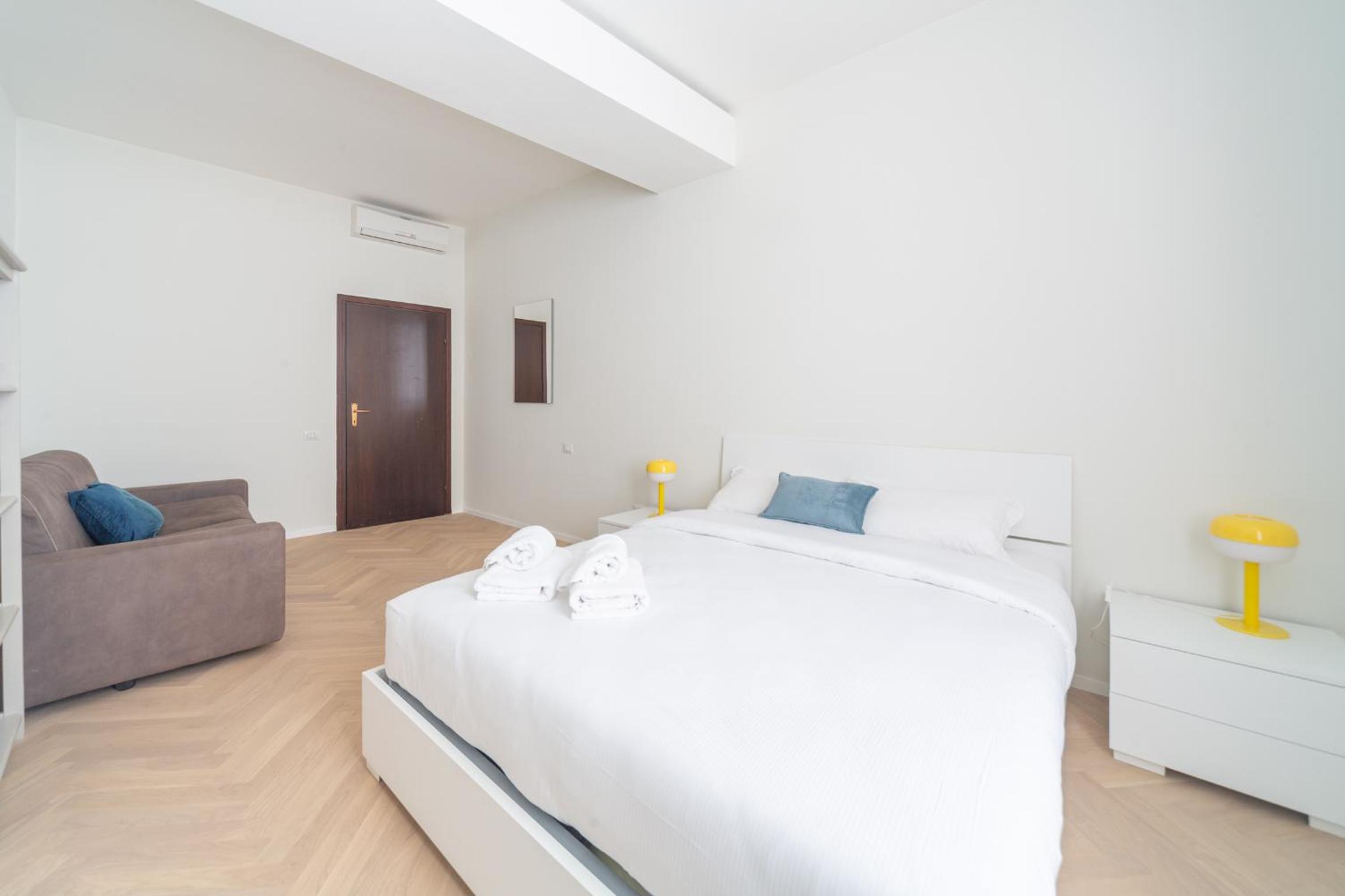 Charming 2-Bedroom Apartment in Milanese Building