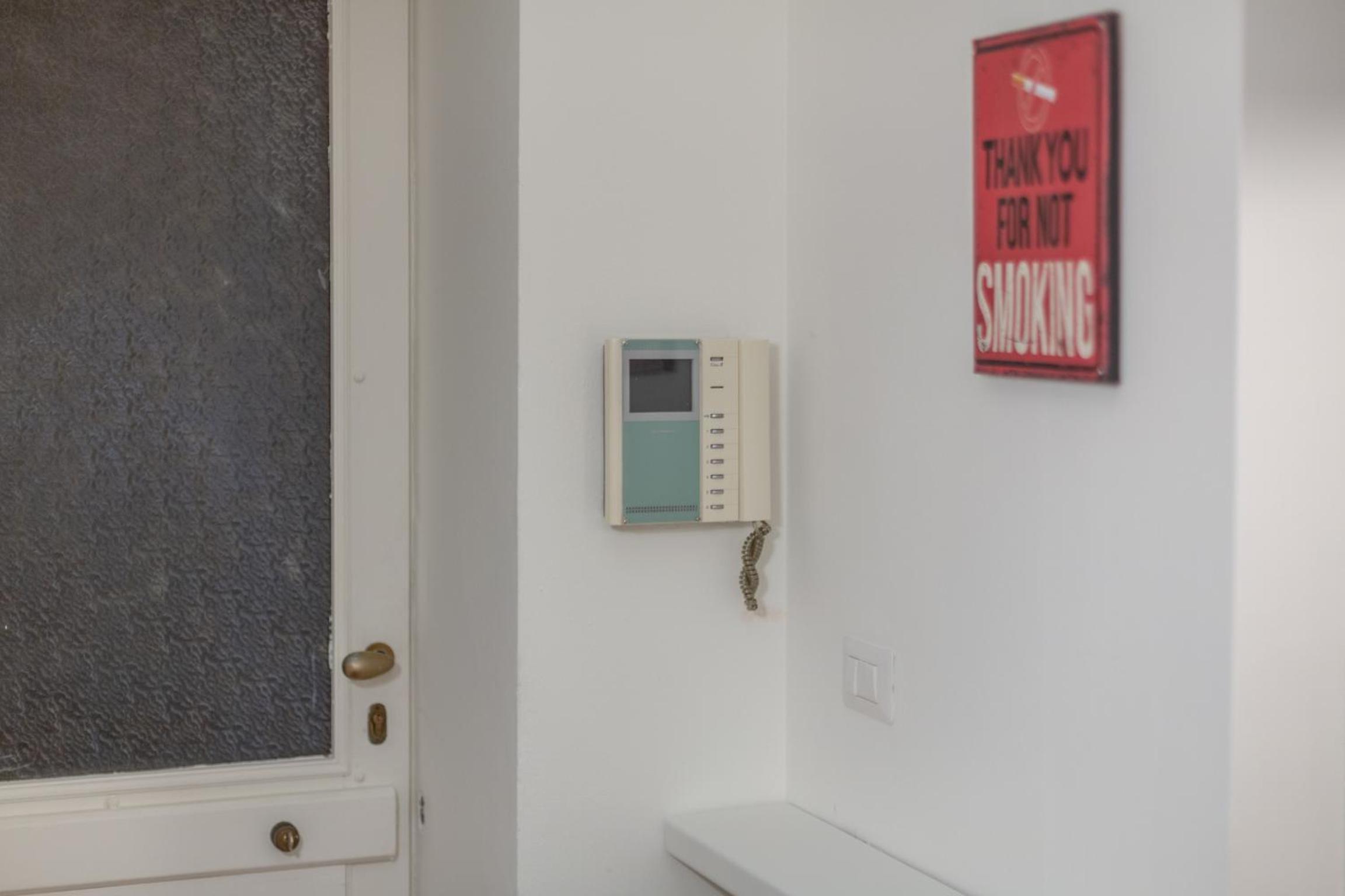 Charming 2-Bedroom Apartment in Milanese Building