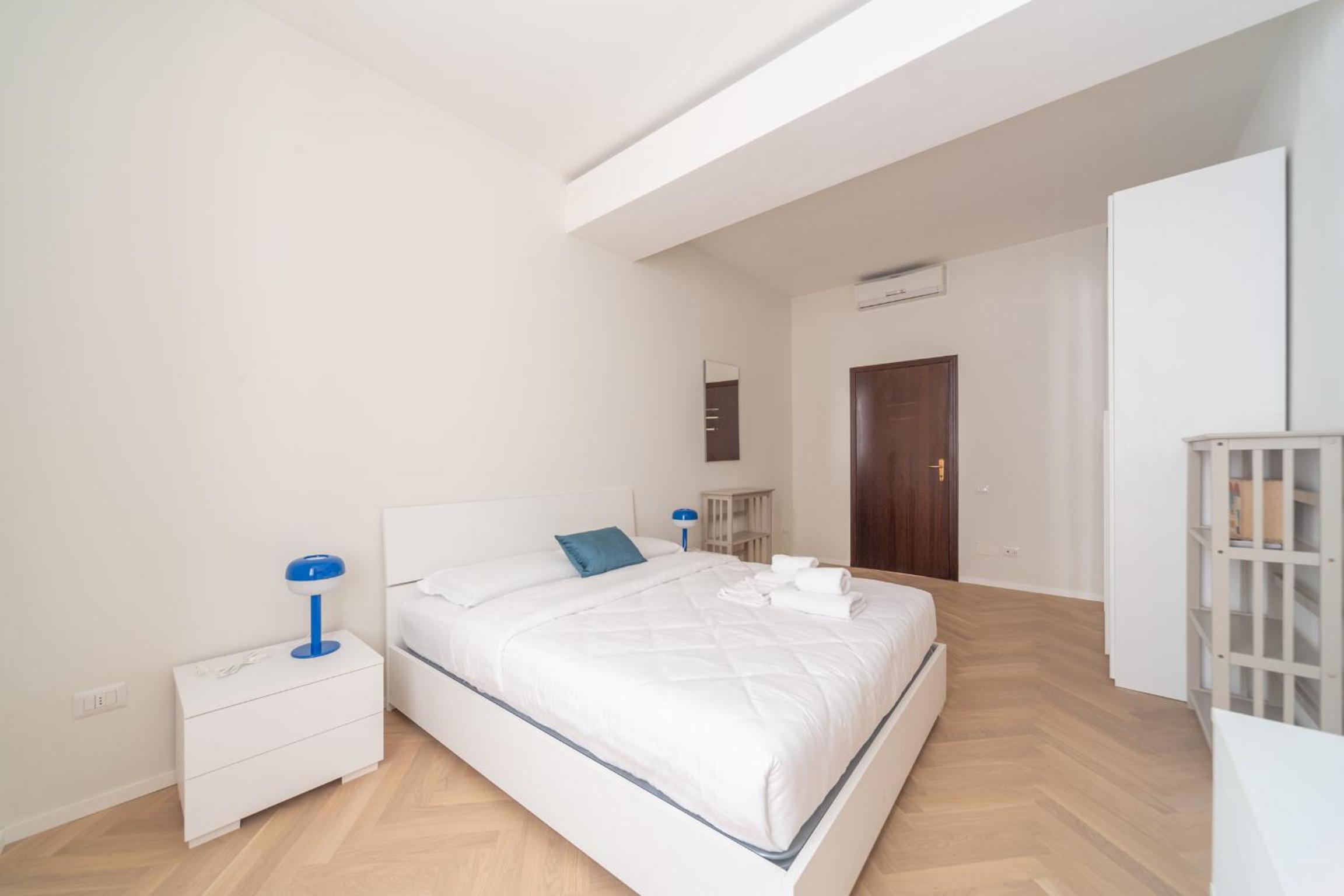 Charming 2-Bedroom Apartment in Milanese Building