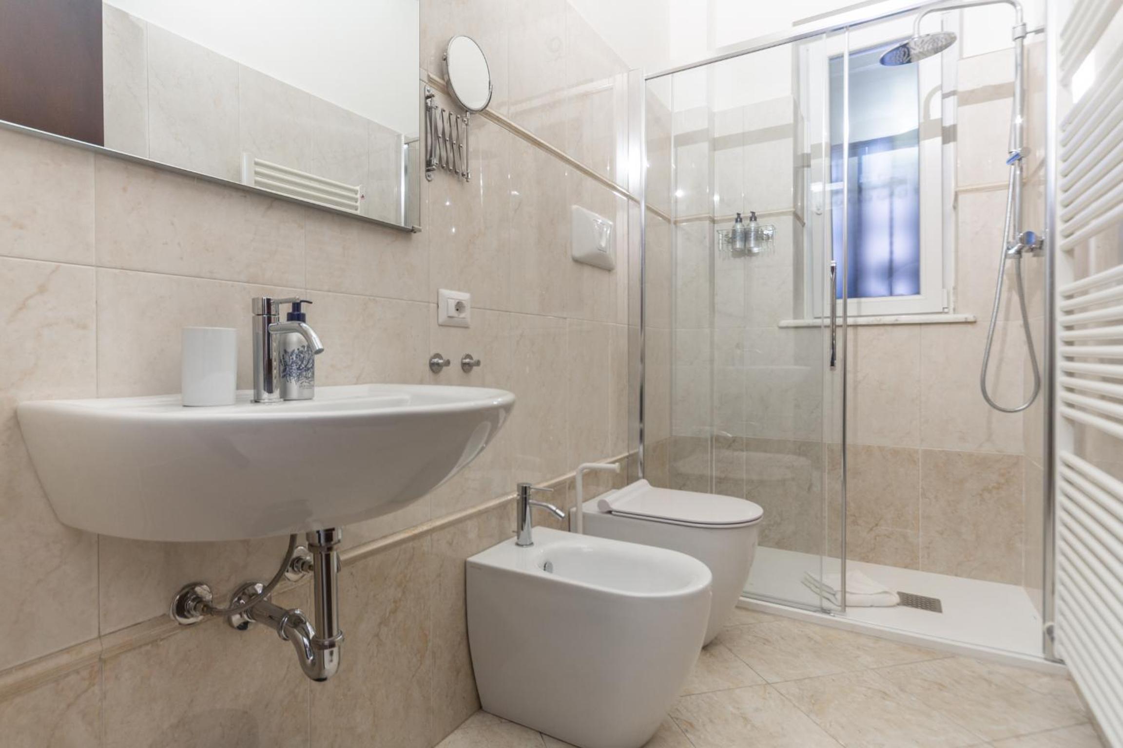 Charming 2-Bedroom Apartment in Milanese Building