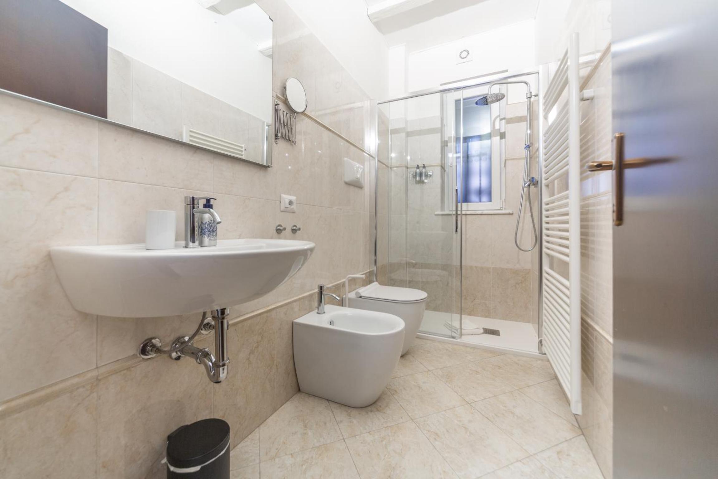 Charming 2-Bedroom Apartment in Milanese Building