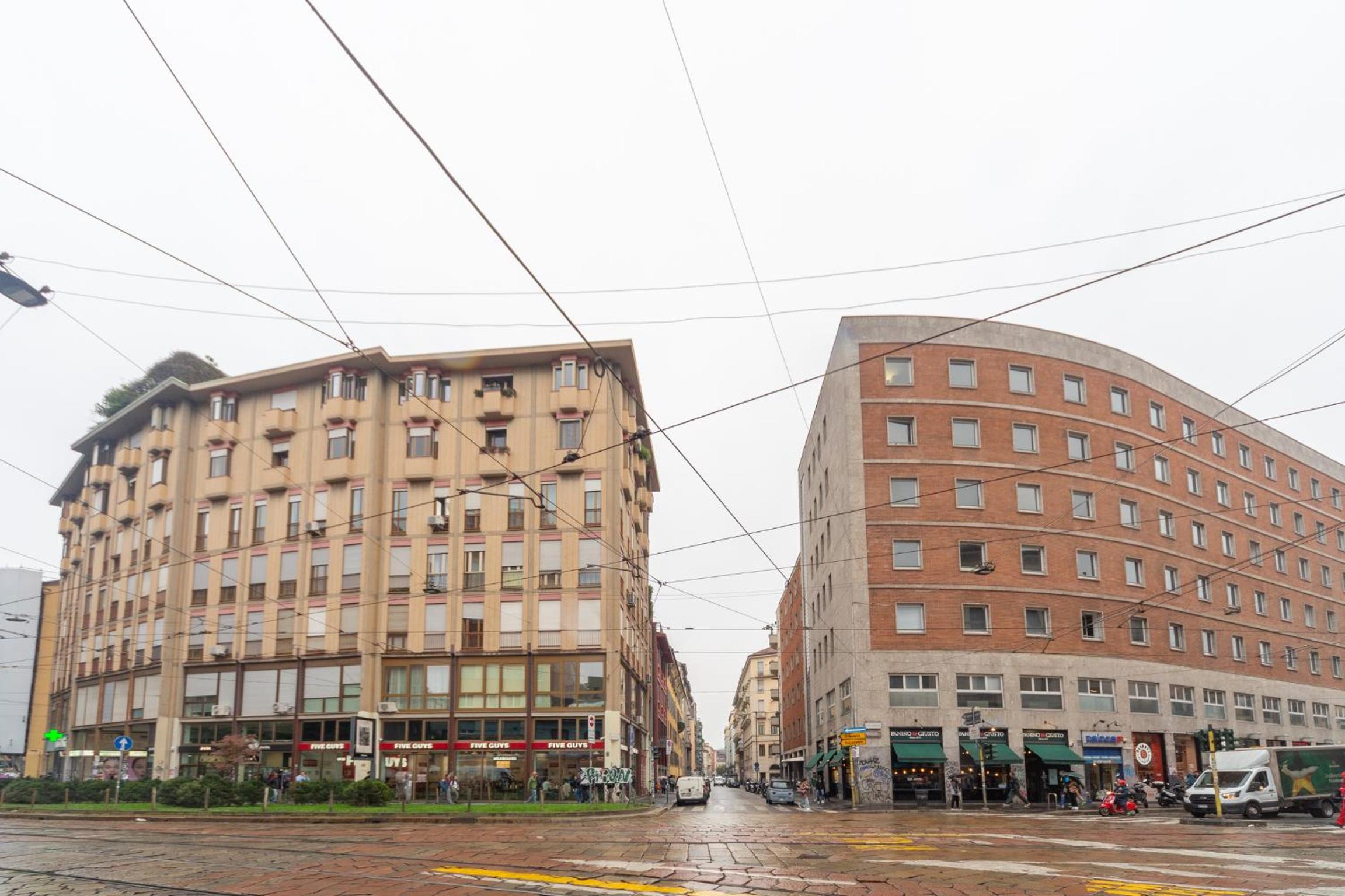 Charming 2-Bedroom Apartment in Milanese Building