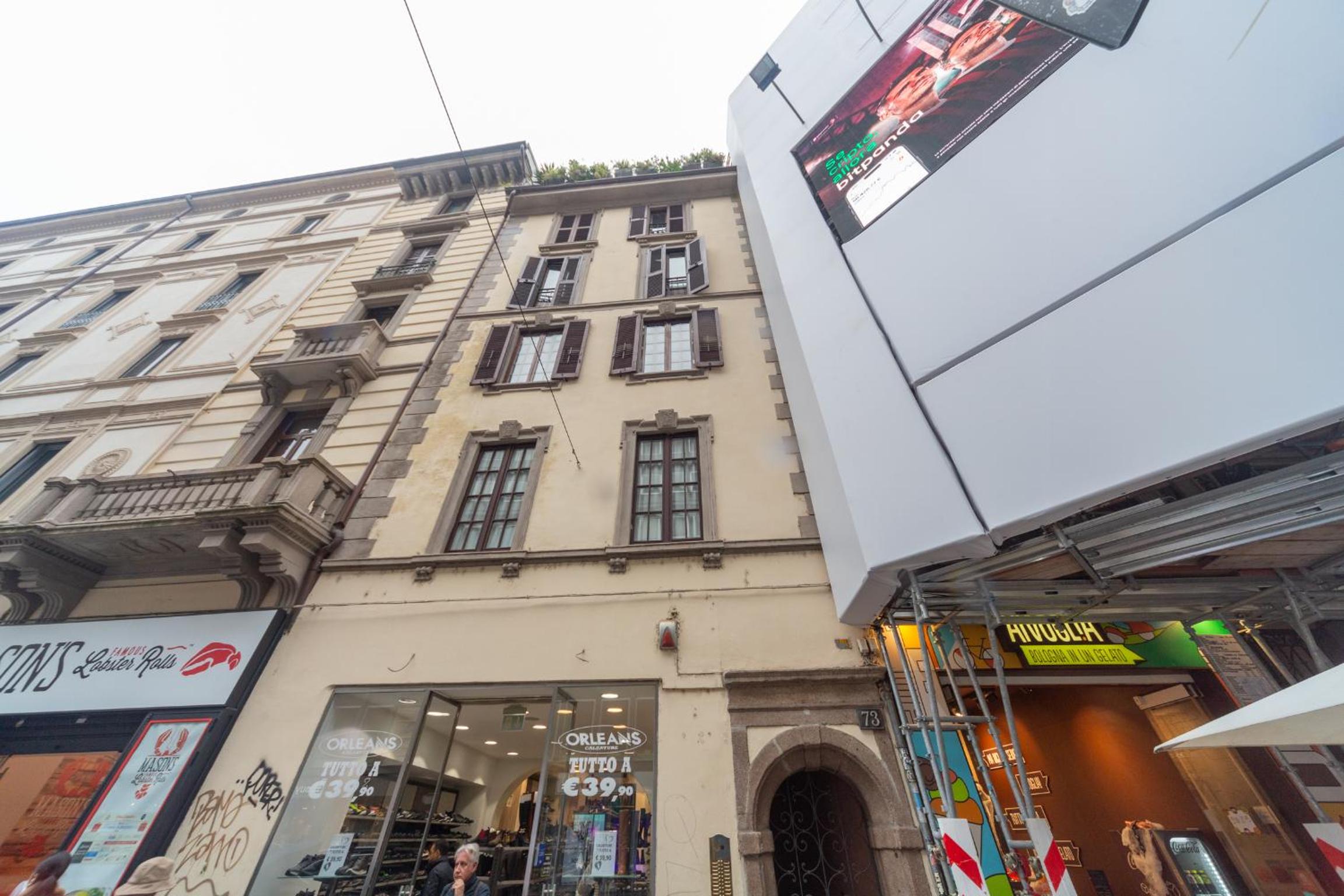 Charming 2-Bedroom Apartment in Milanese Building