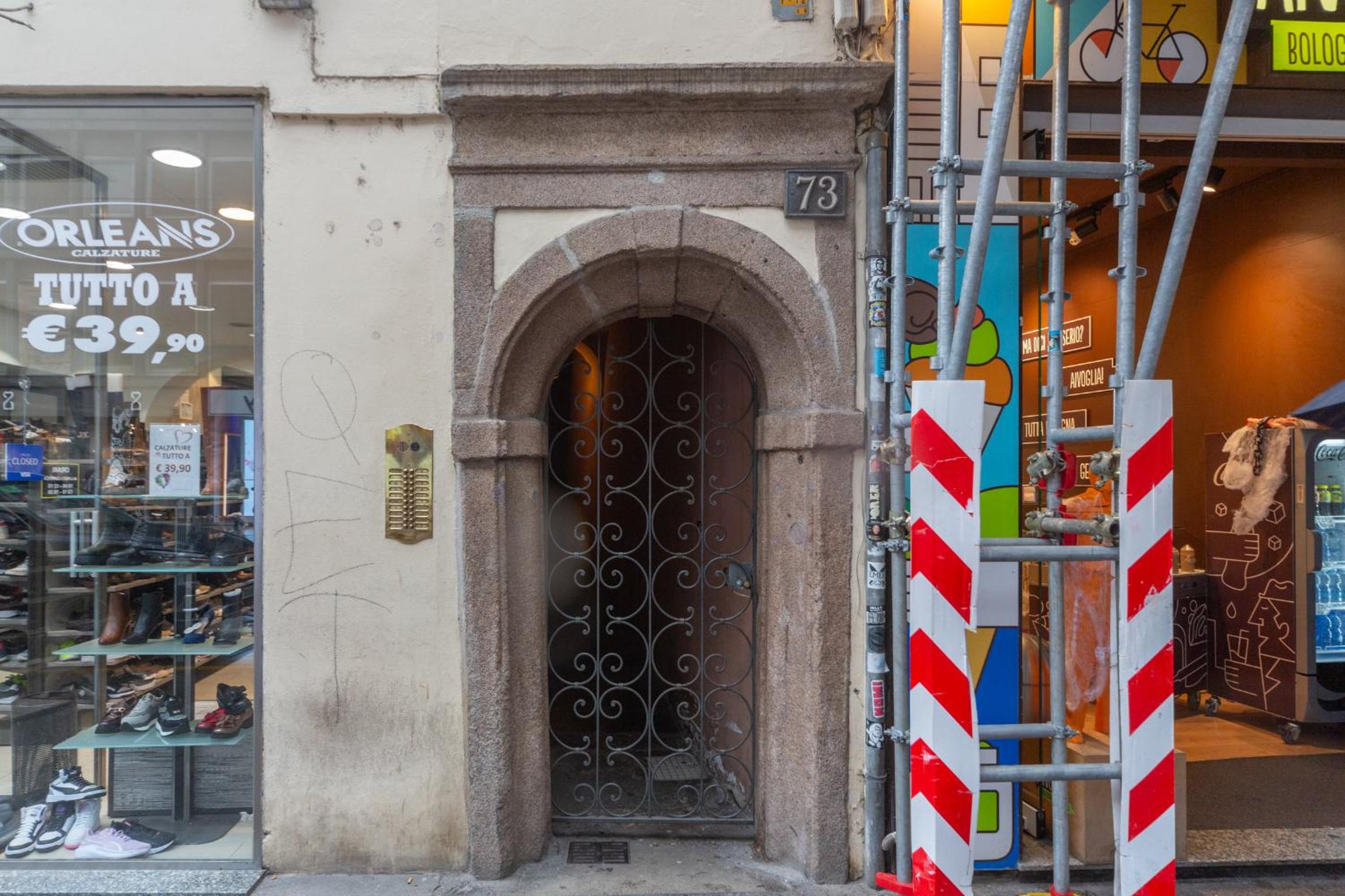 Charming 2-Bedroom Apartment in Milanese Building