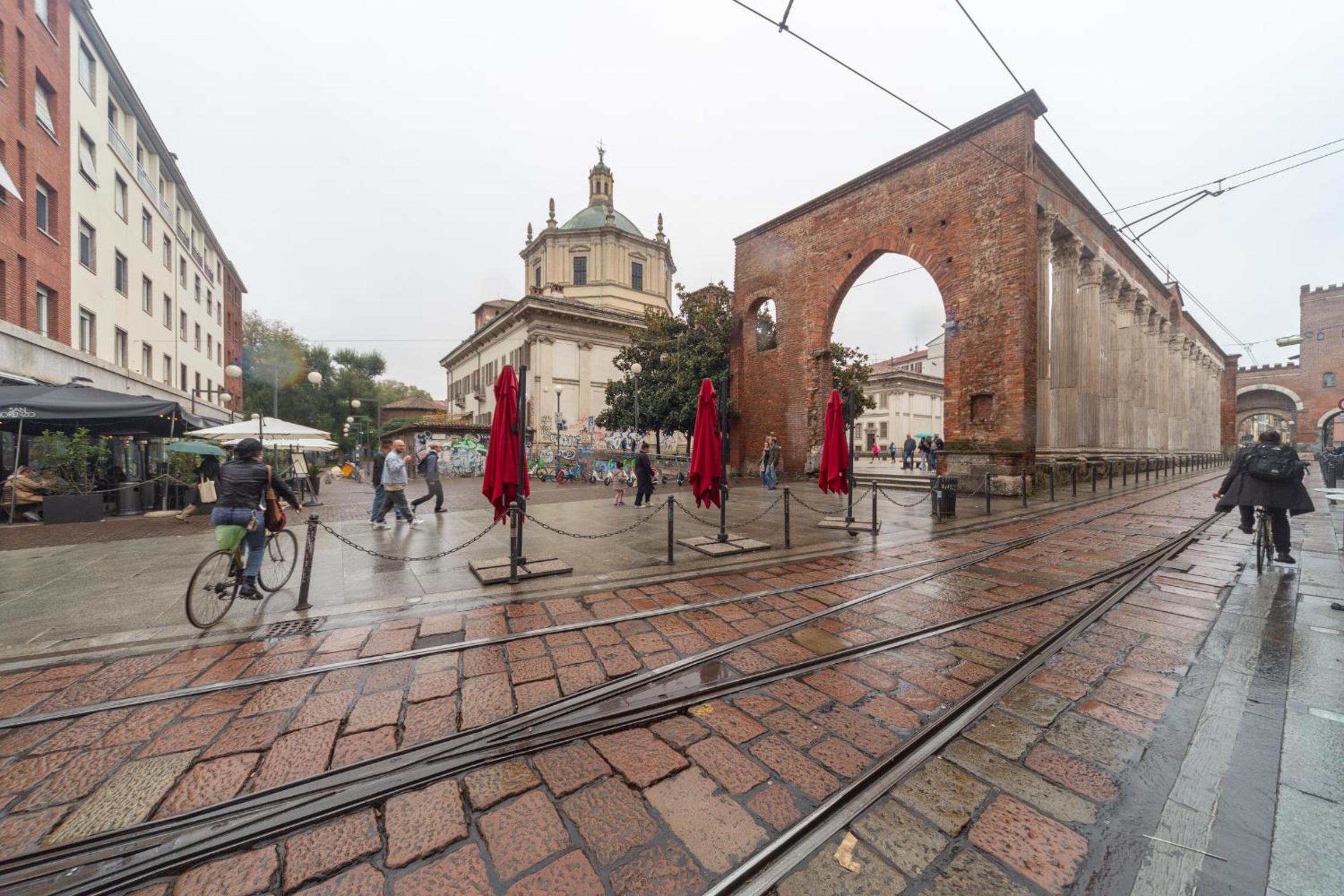 Charming 2-Bedroom Apartment in Milanese Building