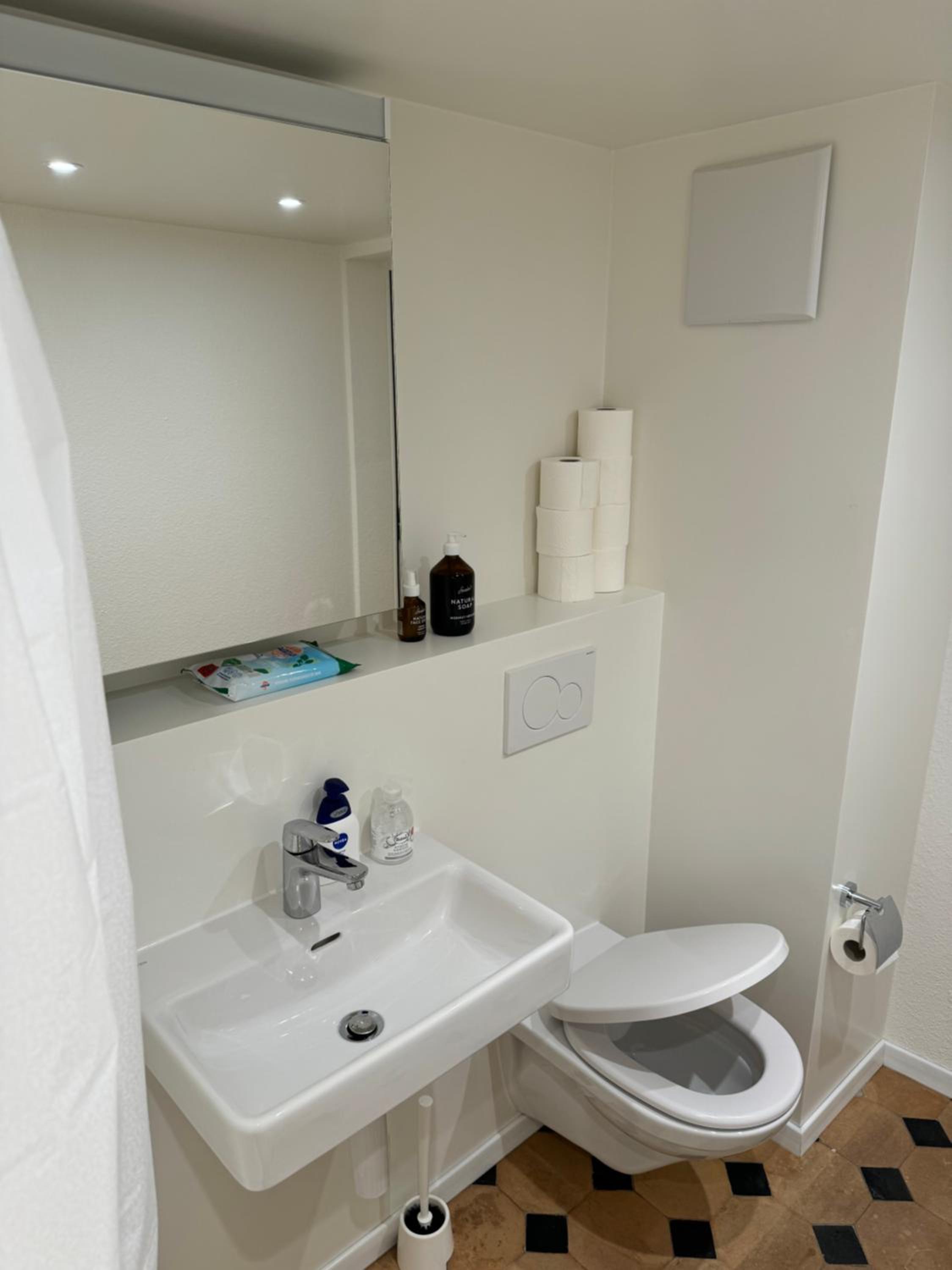 Cozy City Center, 4 Bedroom, New Kitchen, 120sq, 5min walk to Main Station