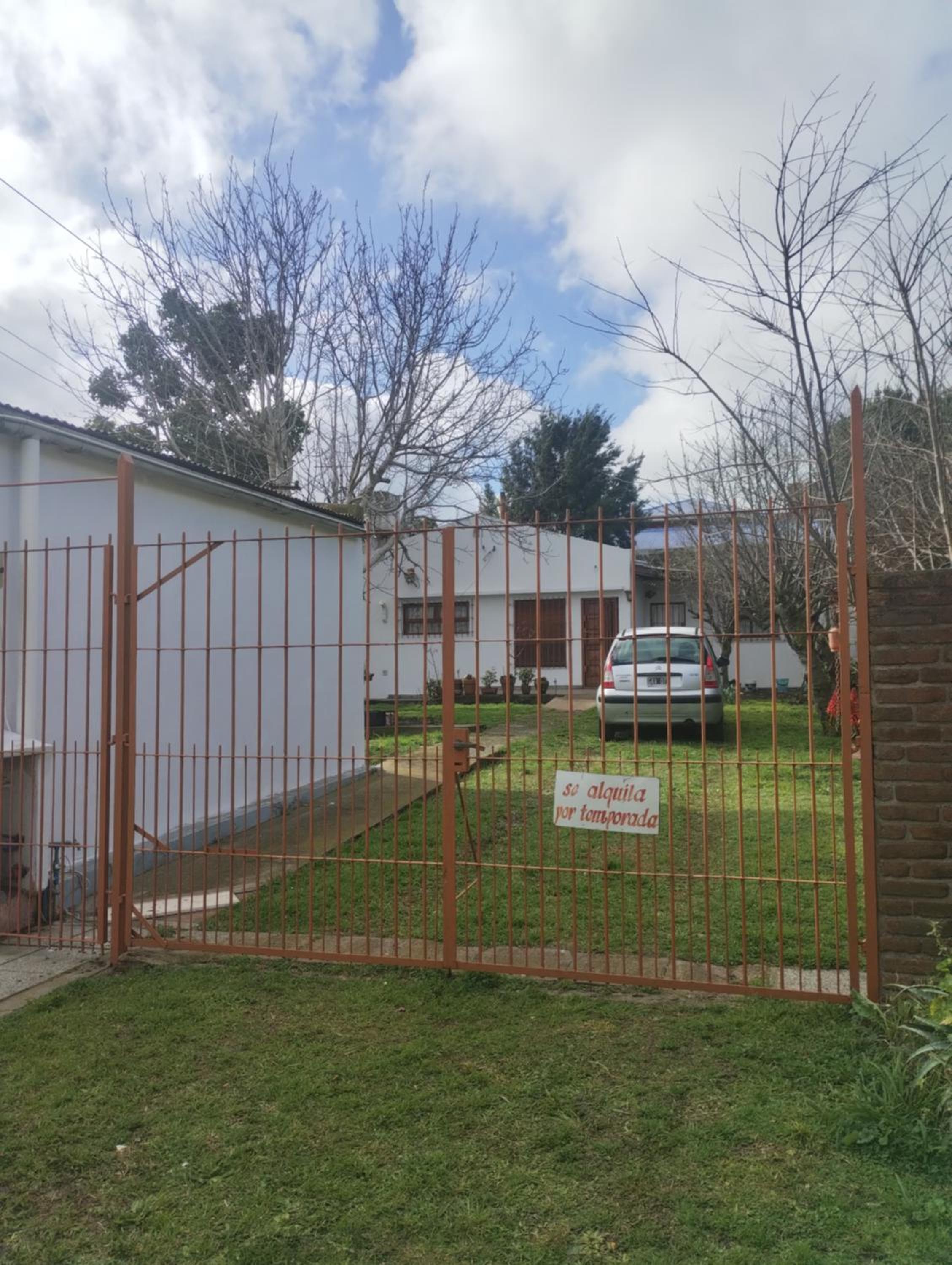 Para familias, lugar para guardar autos dentro de la propiedad