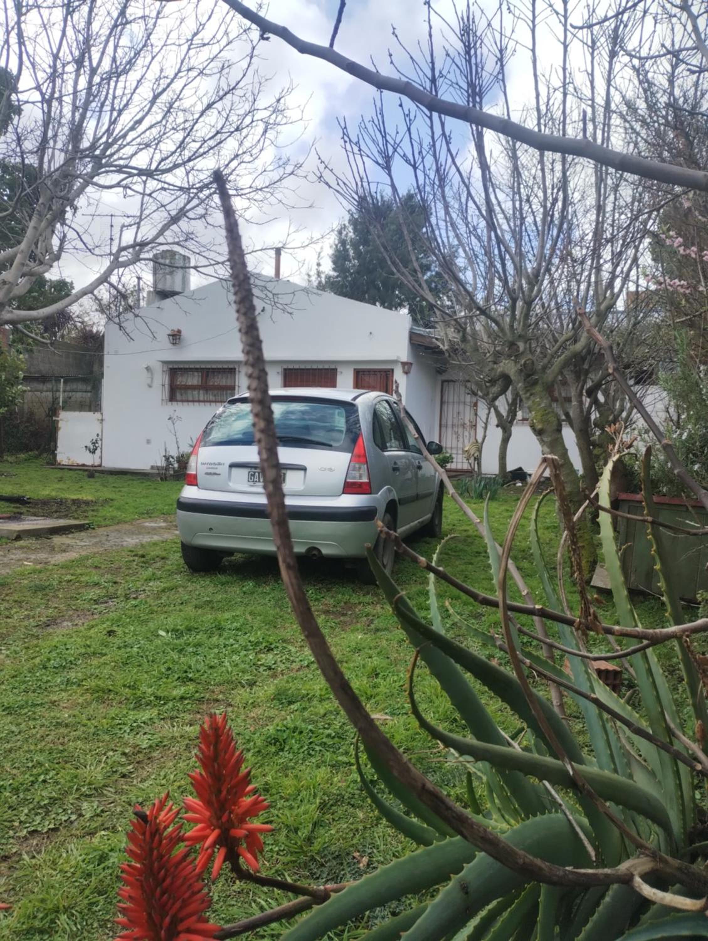 Para familias, lugar para guardar autos dentro de la propiedad