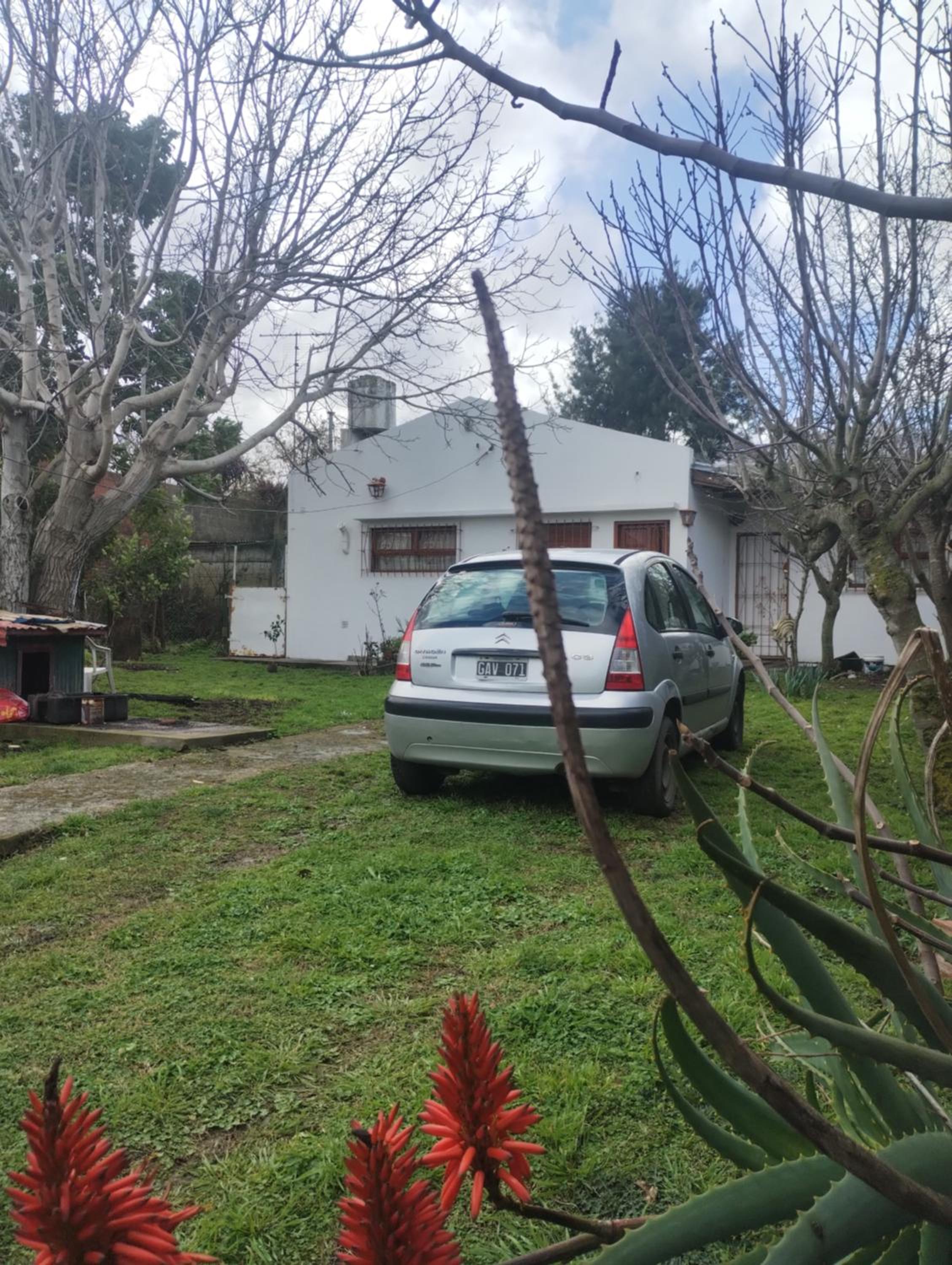 Para familias, lugar para guardar autos dentro de la propiedad