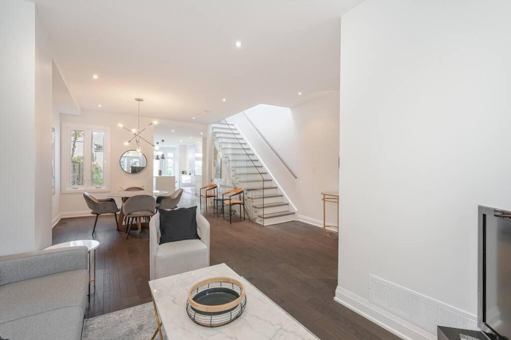 Brand New Luxury 5 Bed Oasis in the Heart Downtown