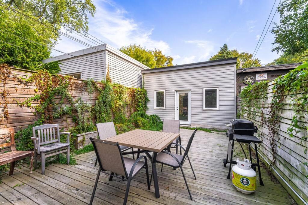Brand New Luxury 5 Bed Oasis in the Heart Downtown