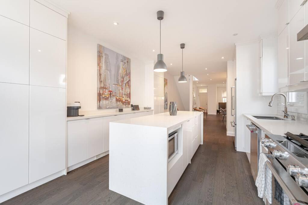 Brand New Luxury 5 Bed Oasis in the Heart Downtown