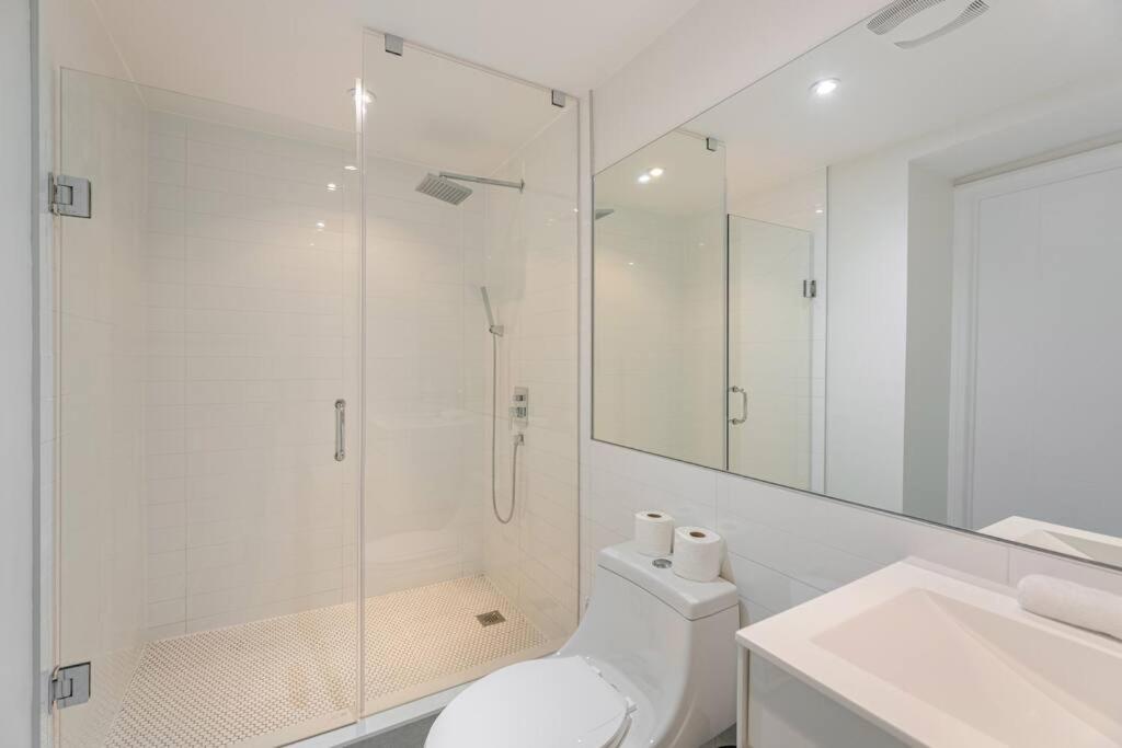 Brand New Luxury 5 Bed Oasis in the Heart Downtown