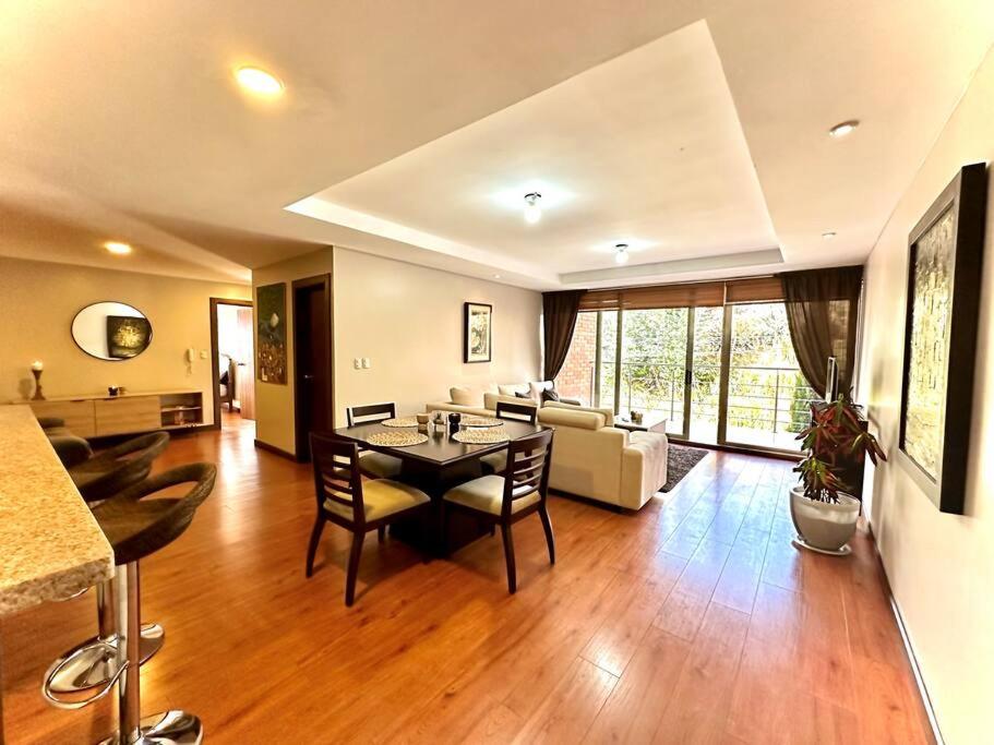 Acogedor apartamento céntrico con 3habitaciones con baño, terraza y 2estacionamientos