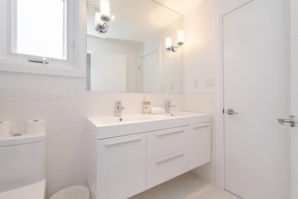 Brand New Luxury 5 Bed Oasis in the Heart Downtown