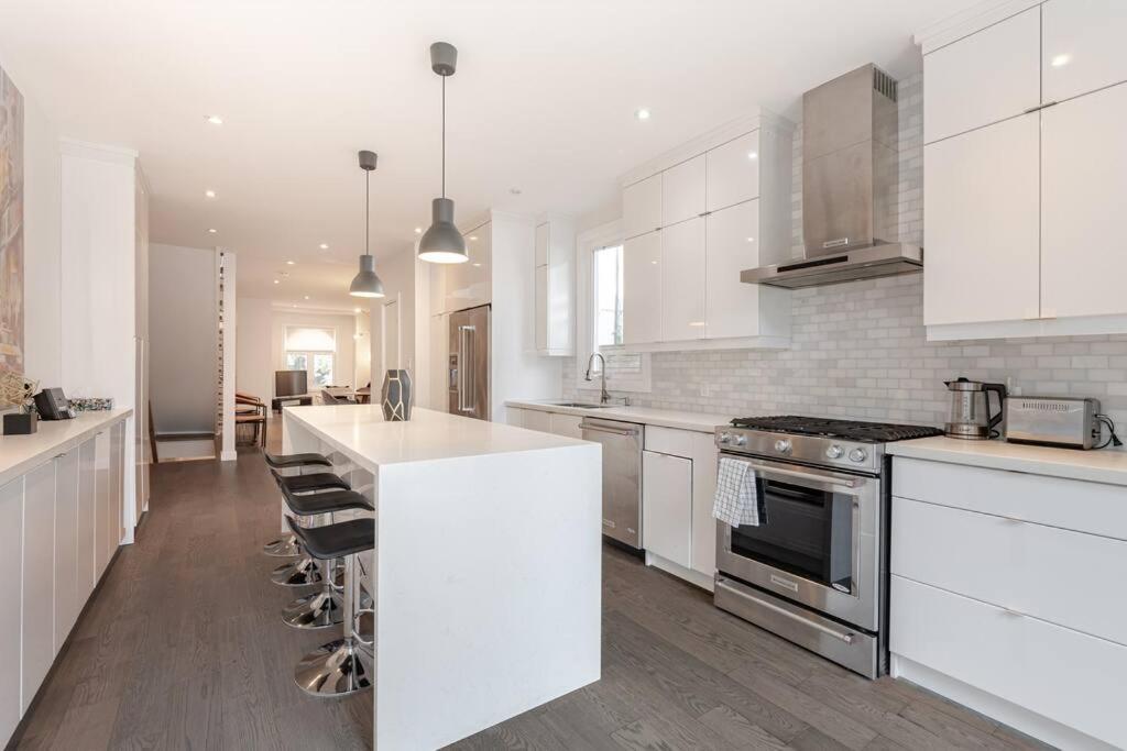 Brand New Luxury 5 Bed Oasis in the Heart Downtown
