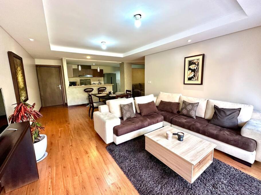 Acogedor apartamento céntrico con 3habitaciones con baño, terraza y 2estacionamientos