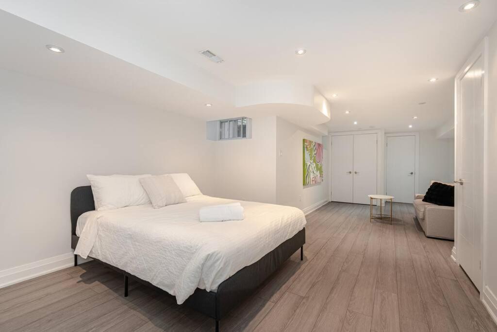 Brand New Luxury 5 Bed Oasis in the Heart Downtown