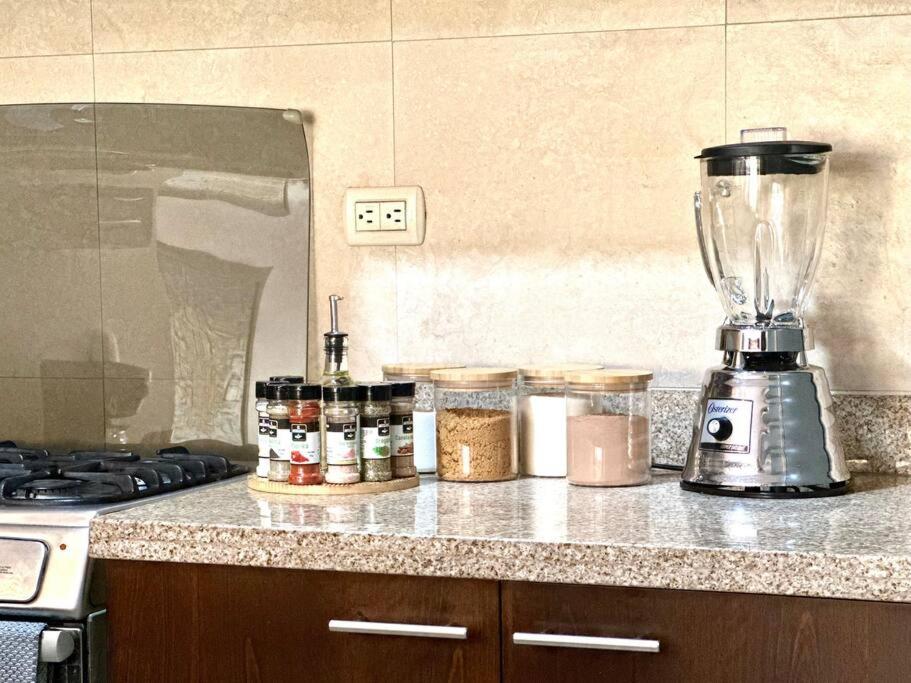 Acogedor apartamento céntrico con 3habitaciones con baño, terraza y 2estacionamientos