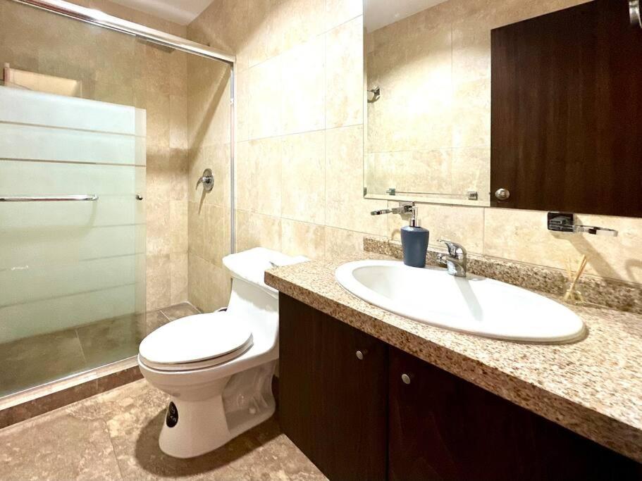 Acogedor apartamento céntrico con 3habitaciones con baño, terraza y 2estacionamientos