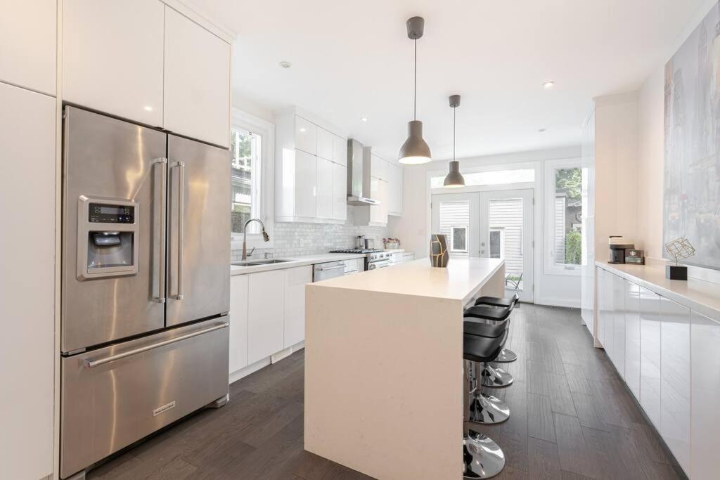 Brand New Luxury 5 Bed Oasis in the Heart Downtown