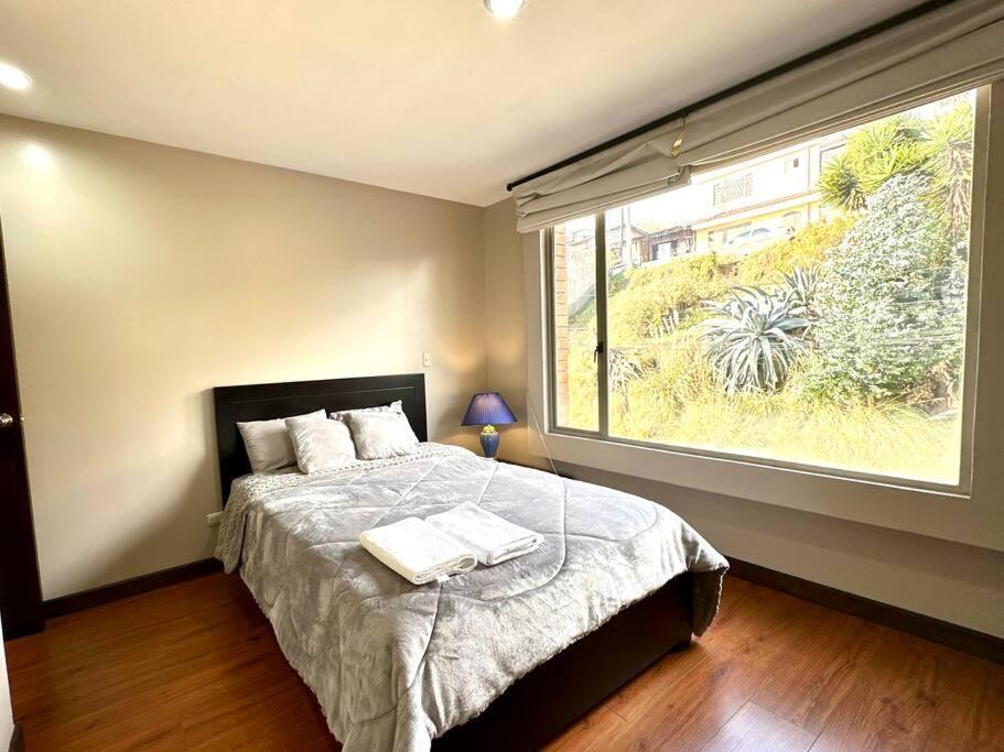 Acogedor apartamento céntrico con 3habitaciones con baño, terraza y 2estacionamientos