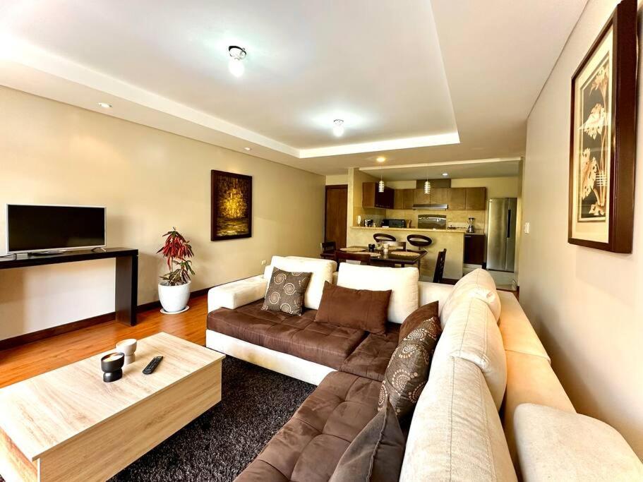 Acogedor apartamento céntrico con 3habitaciones con baño, terraza y 2estacionamientos