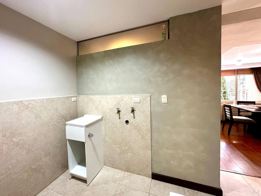 Acogedor apartamento céntrico con 3habitaciones con baño, terraza y 2estacionamientos