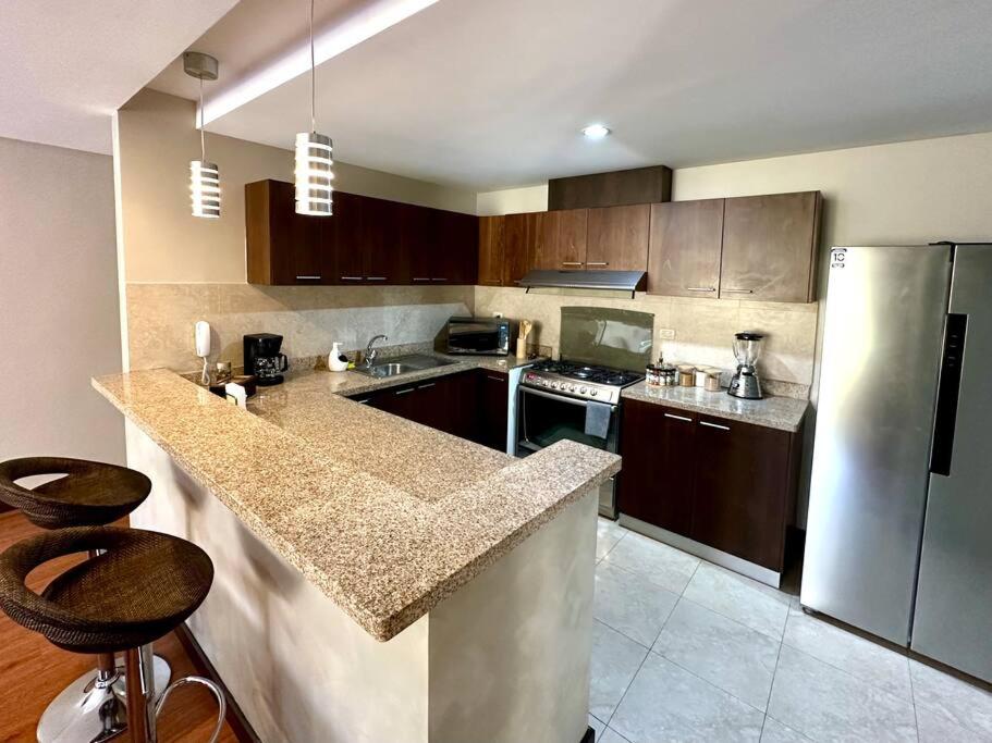 Acogedor apartamento céntrico con 3habitaciones con baño, terraza y 2estacionamientos
