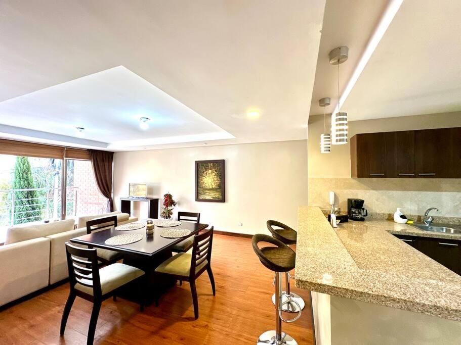 Acogedor apartamento céntrico con 3habitaciones con baño, terraza y 2estacionamientos
