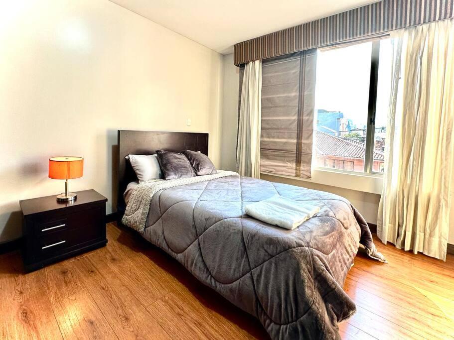 Acogedor apartamento céntrico con 3habitaciones con baño, terraza y 2estacionamientos