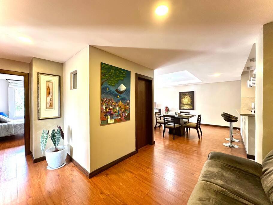 Acogedor apartamento céntrico con 3habitaciones con baño, terraza y 2estacionamientos