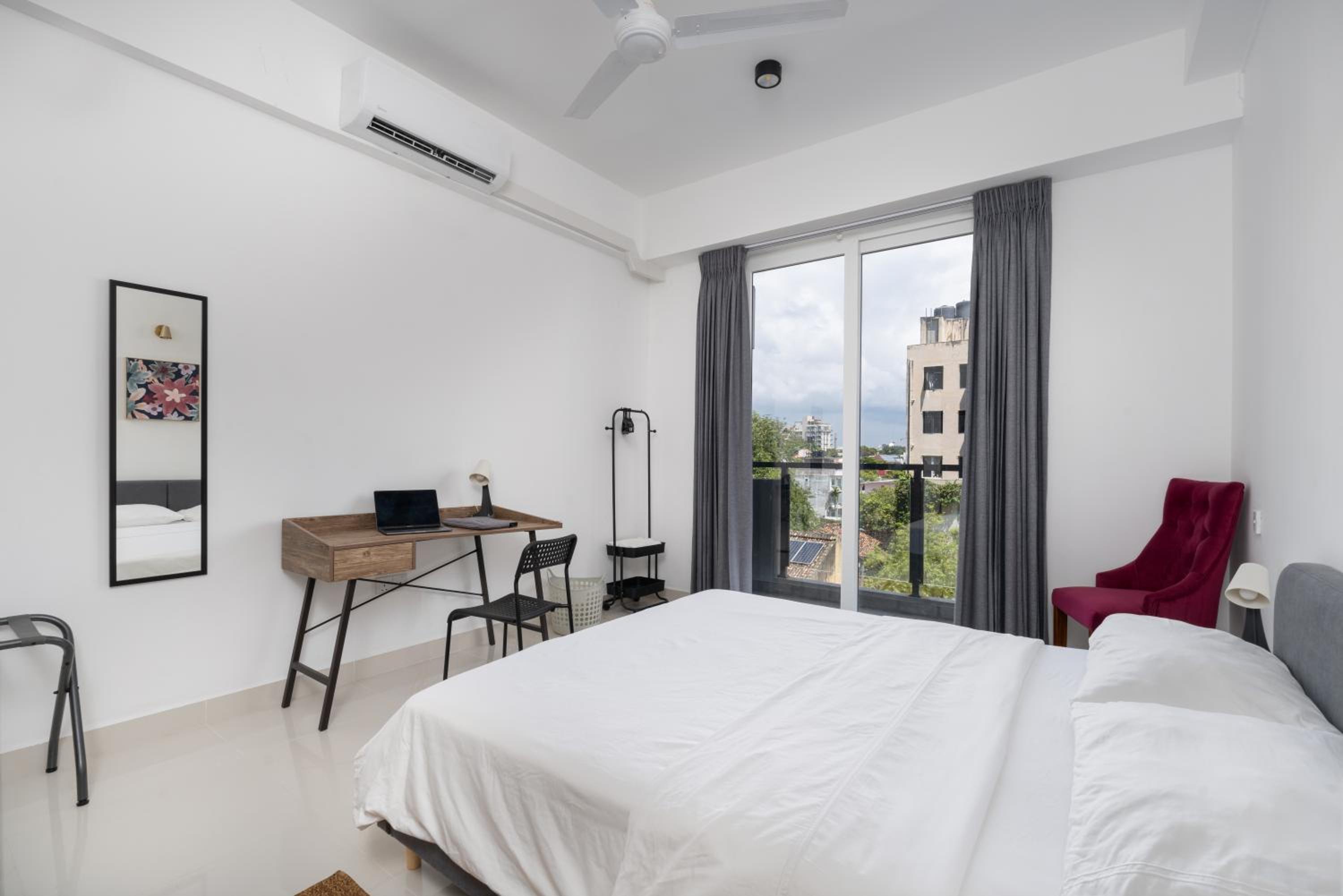 Pendennis Fern - 4-Bedroom Luxury Retreat with Rooftop Pool in Central Colombo view 2