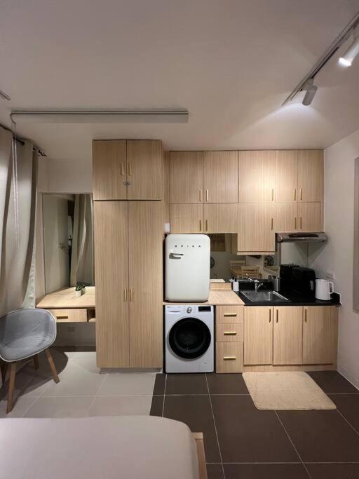 Chic & Cozy Apartment Near BGC with Home Theater Setup view 4