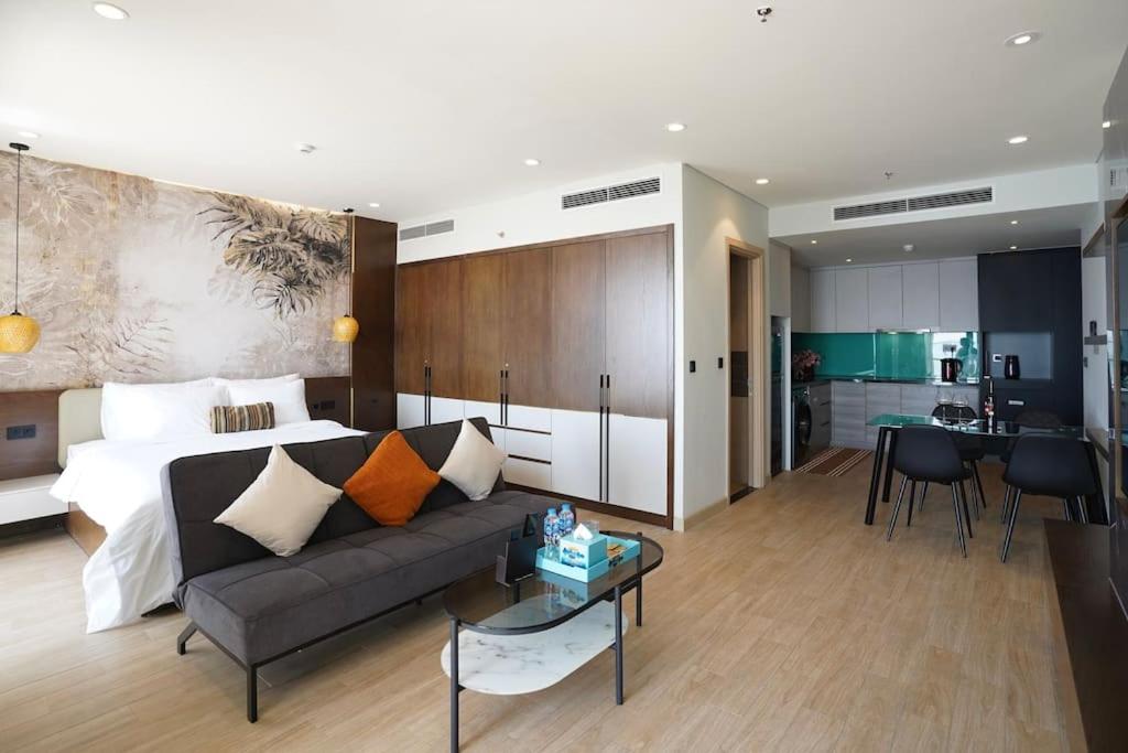 Luxury Beachfront Apartment with Ha Long Bay View view 4