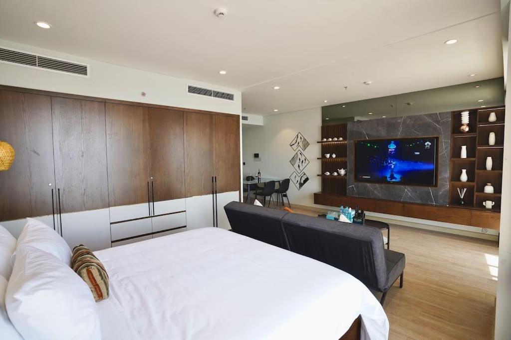Luxury Beachfront Apartment with Ha Long Bay View view 3