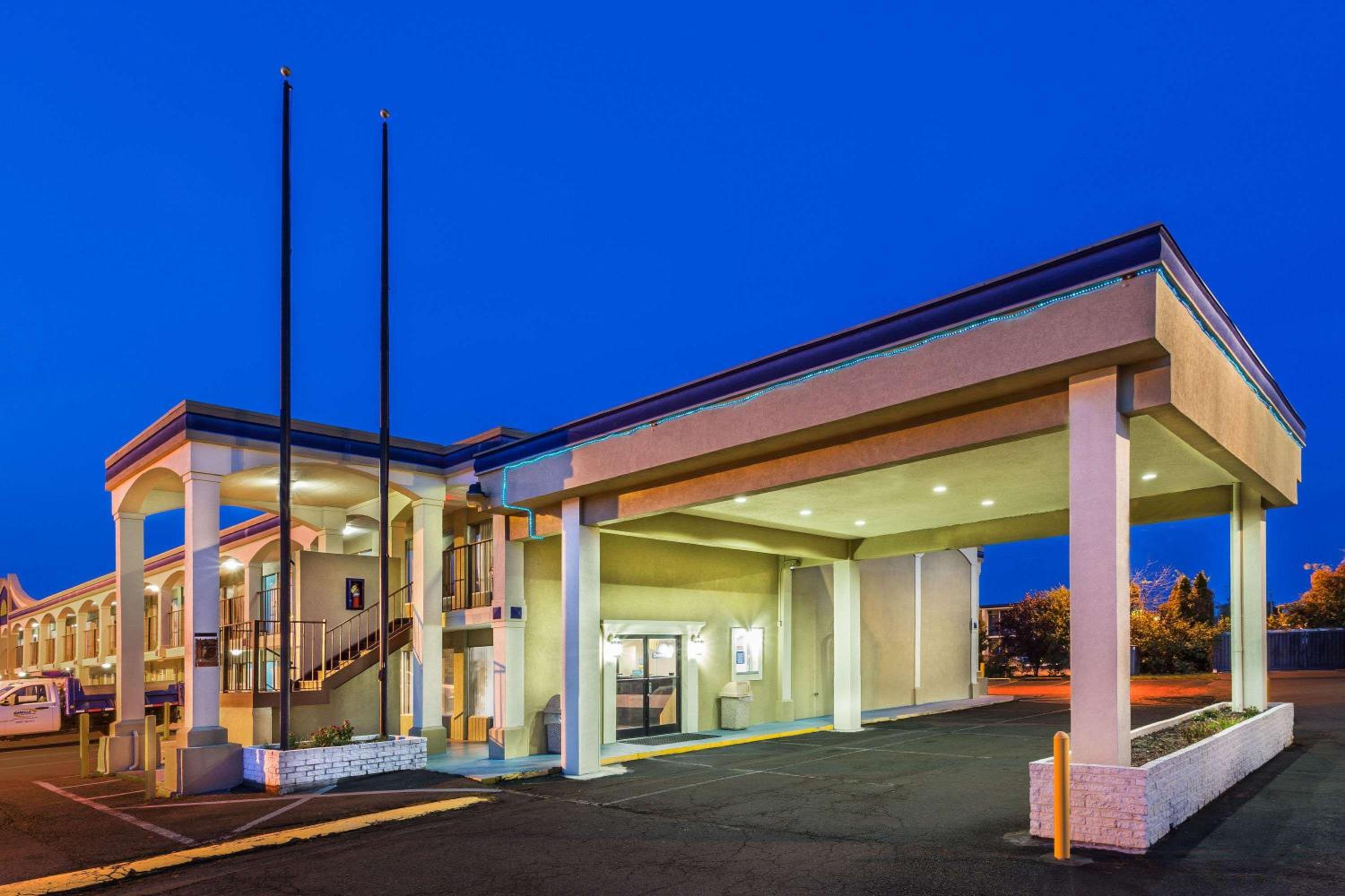 Days Inn by Wyndham Ashland view 3