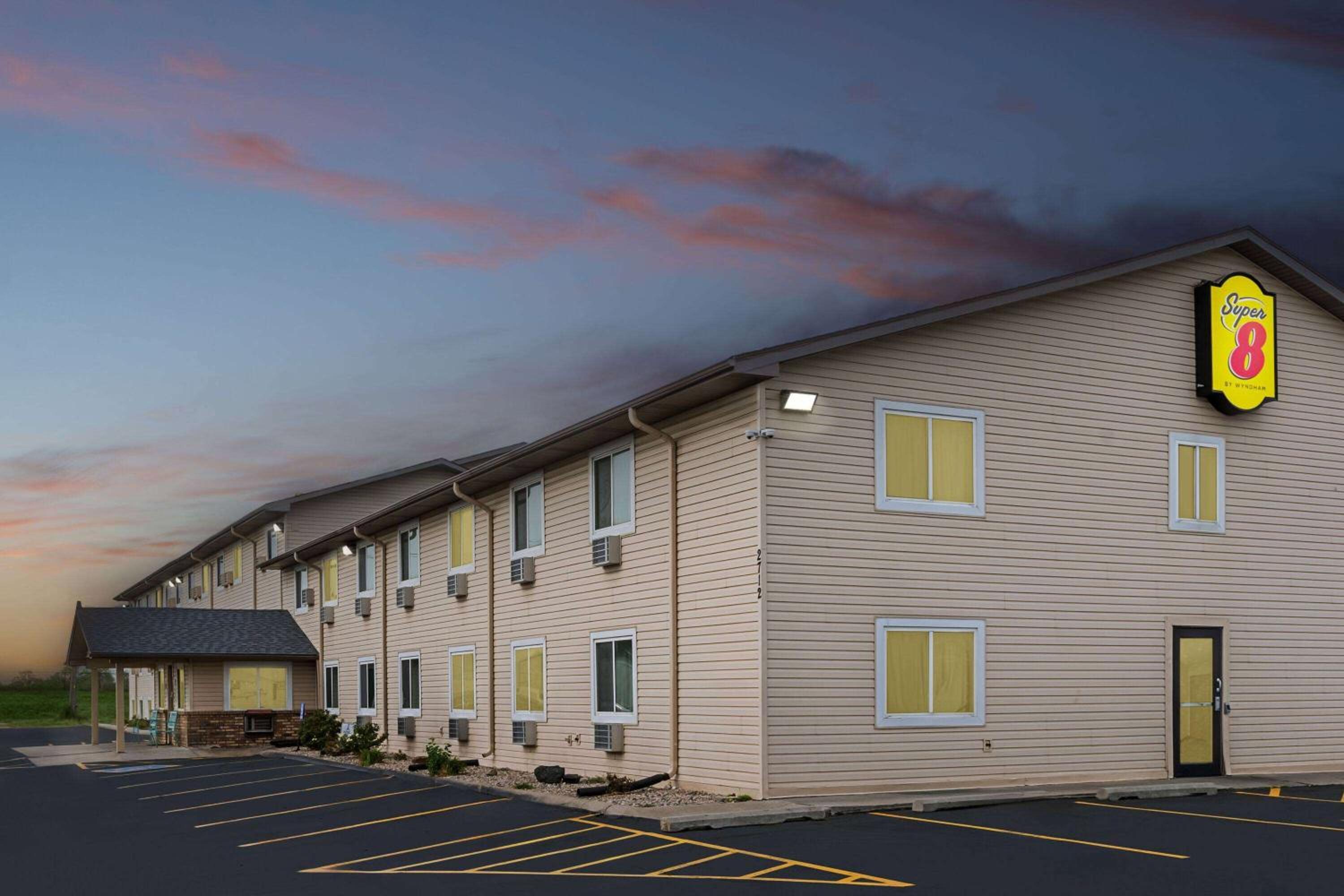 Super 8 by Wyndham Council Bluffs IA Omaha NE Area