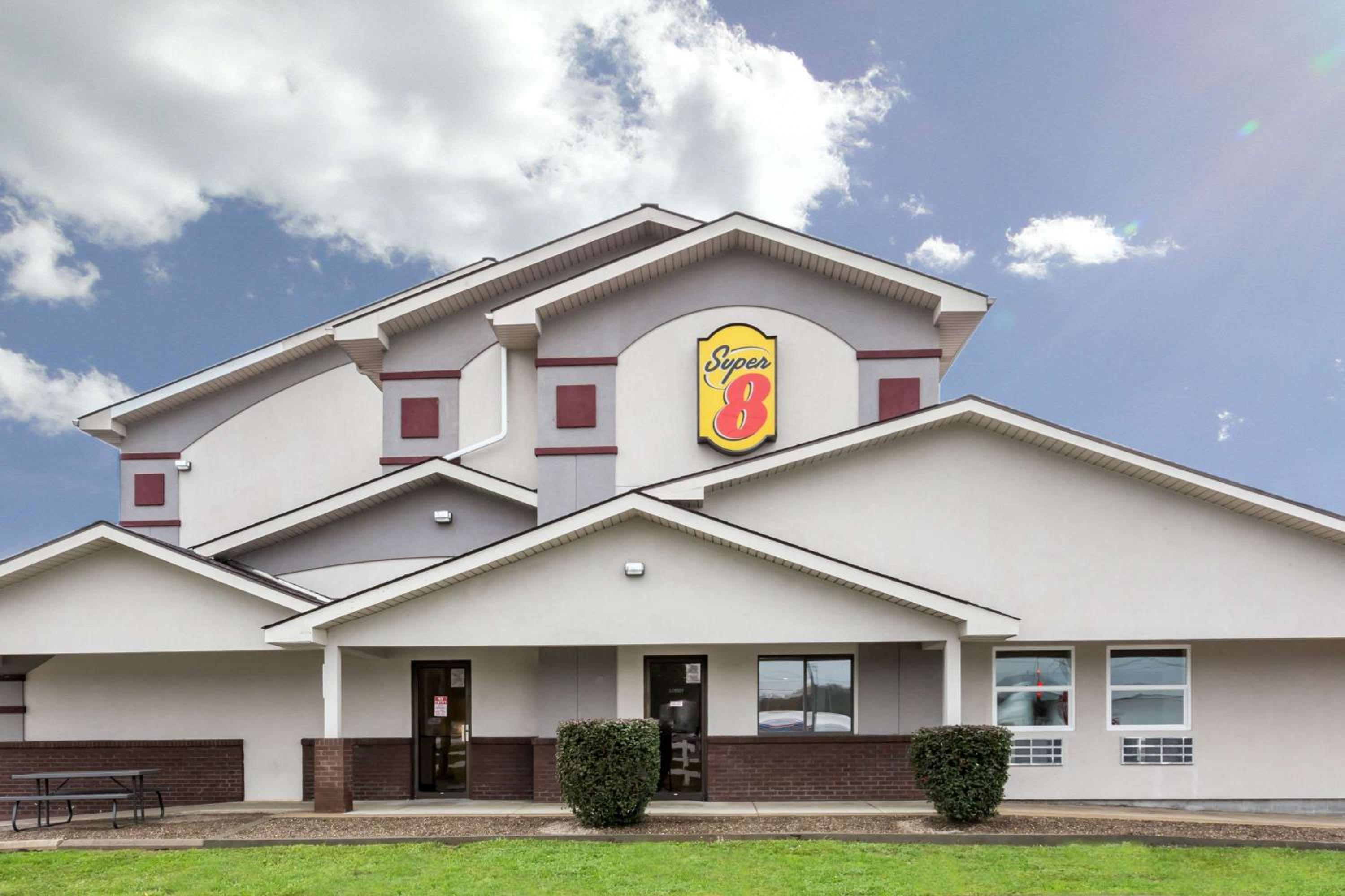 Hotel Super 8 by Wyndham Summersville - Image 1