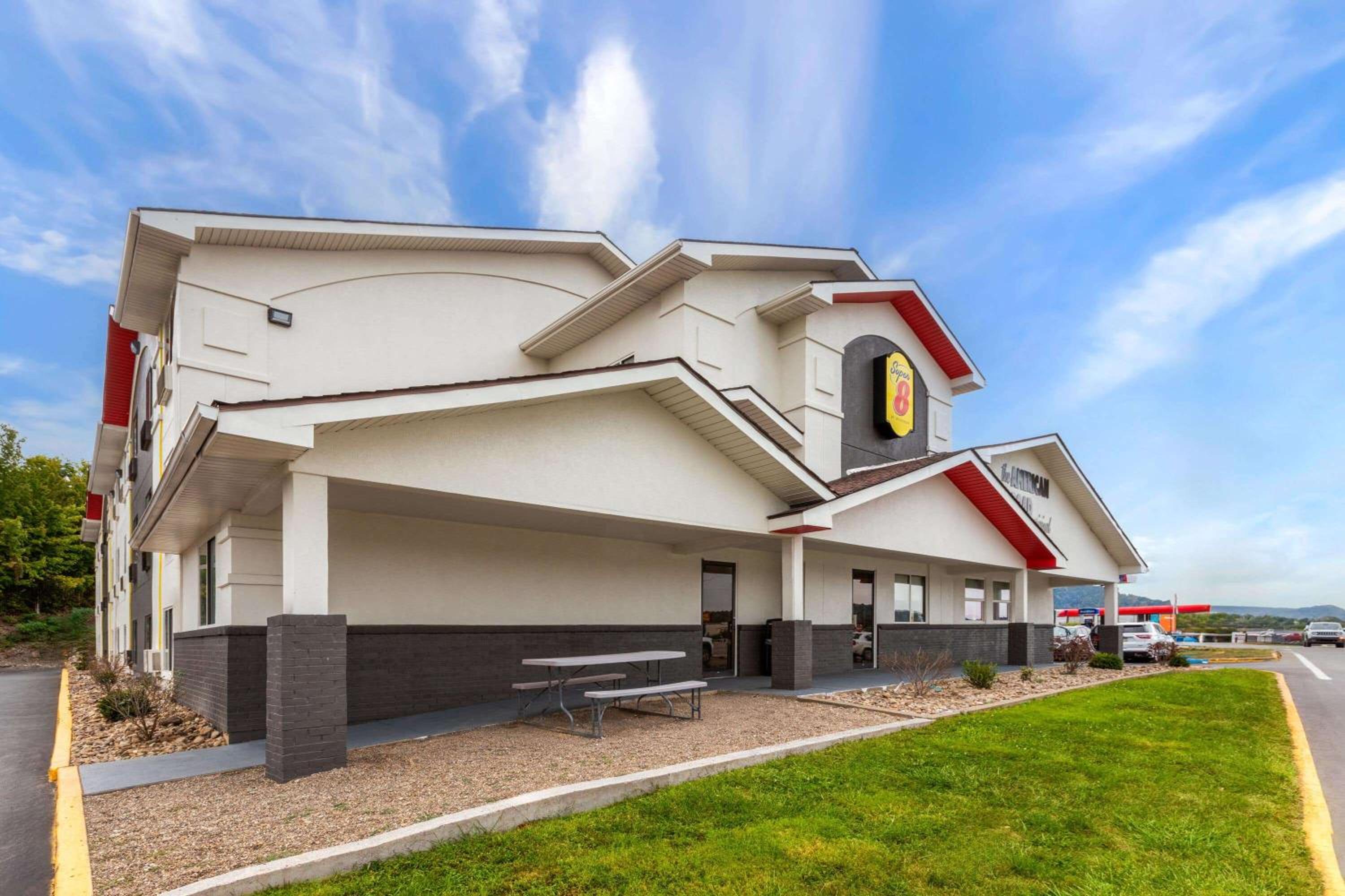 Super 8 by Wyndham Summersville - New River National Park view 4