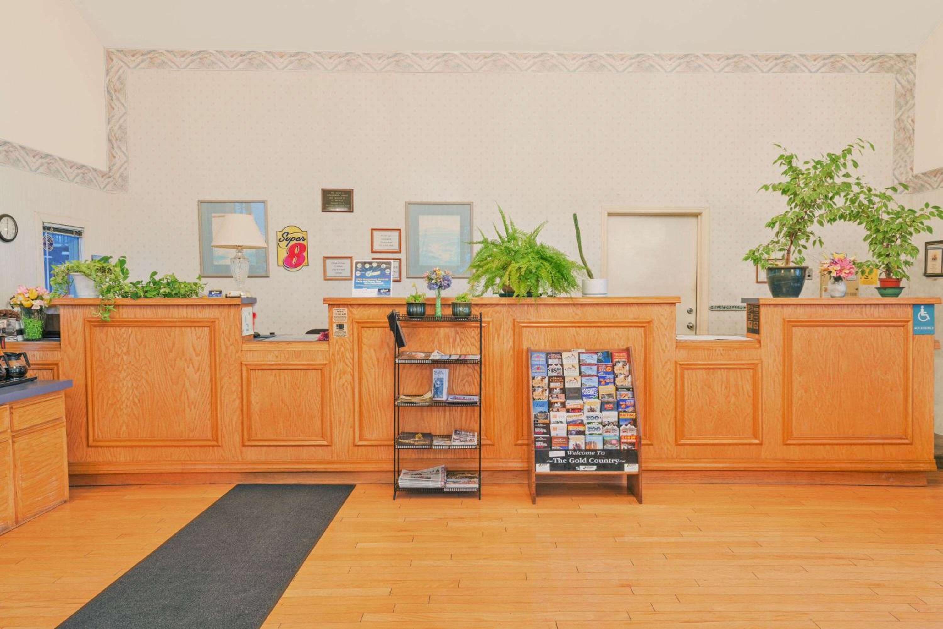 Auburn Vacations - Super 8 by Wyndham Auburn - Property Image 2