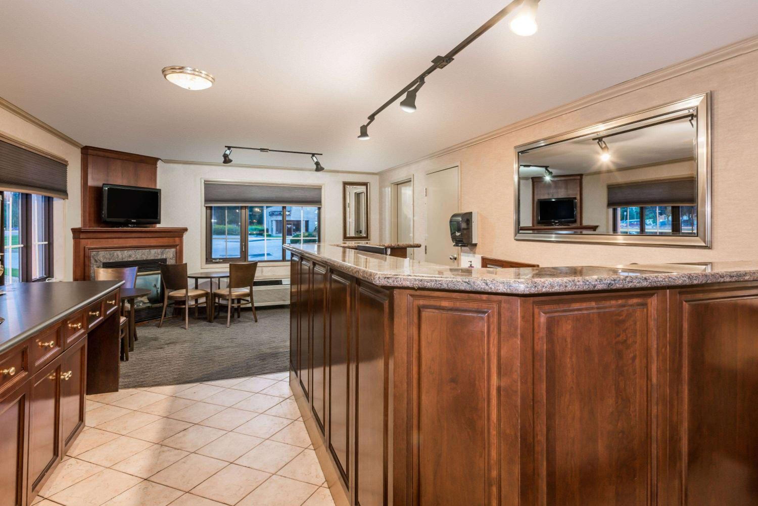 Guelph Vacations - Super 8 by Wyndham Guelph - Property Image 4