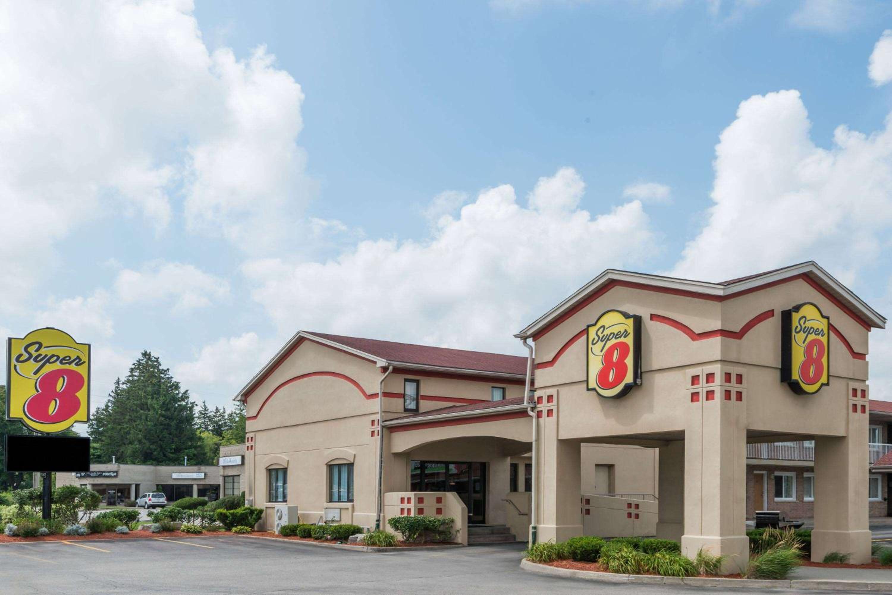 Guelph Vacations - Super 8 by Wyndham Guelph - Property Image 2