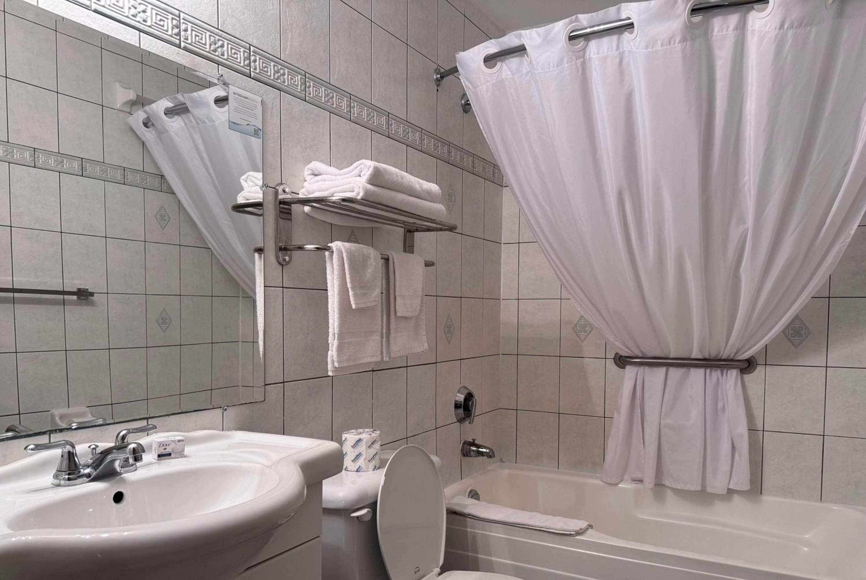Guelph Vacations - Super 8 by Wyndham Guelph - Property Image 2