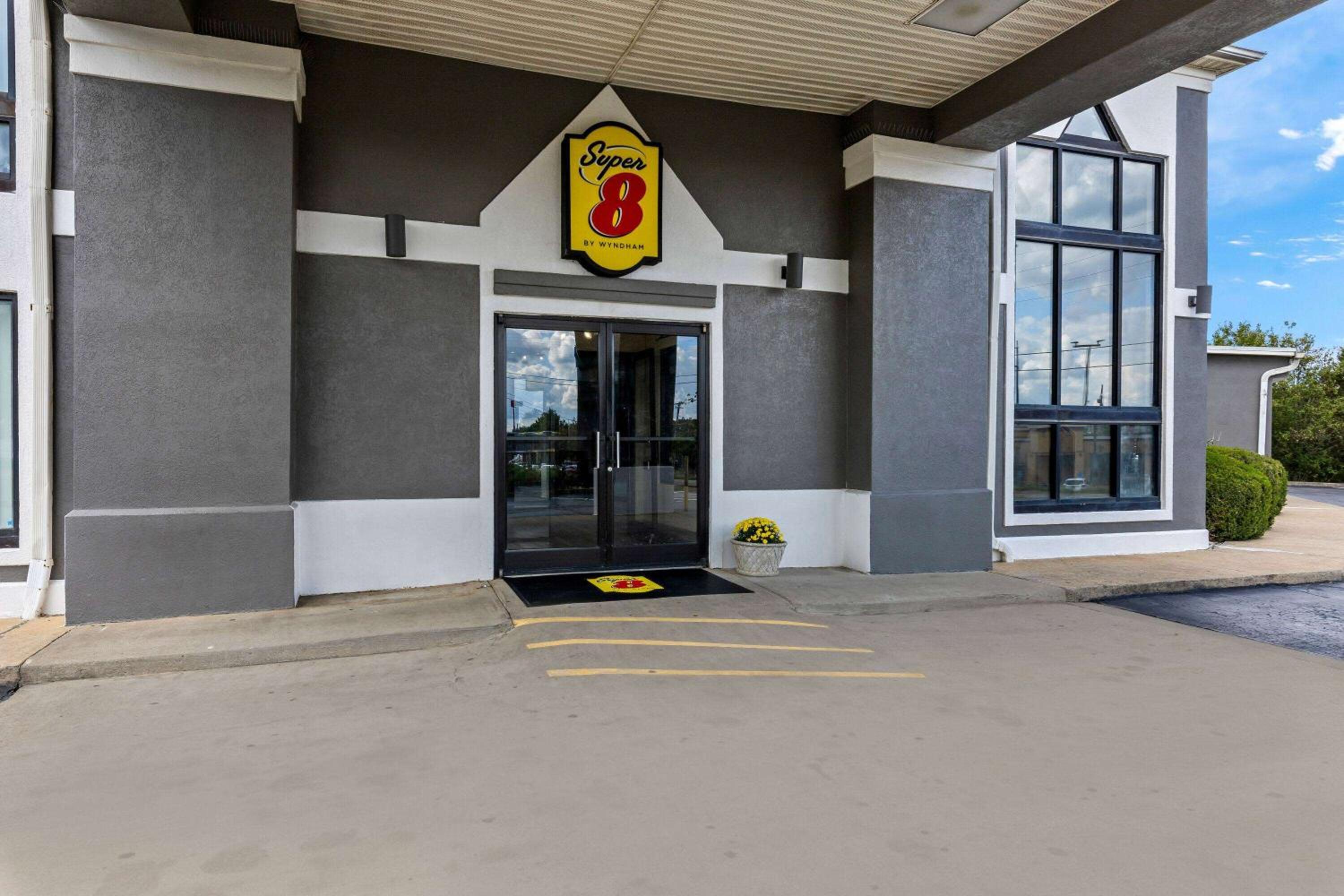 Super 8 by Wyndham Dickson view 5