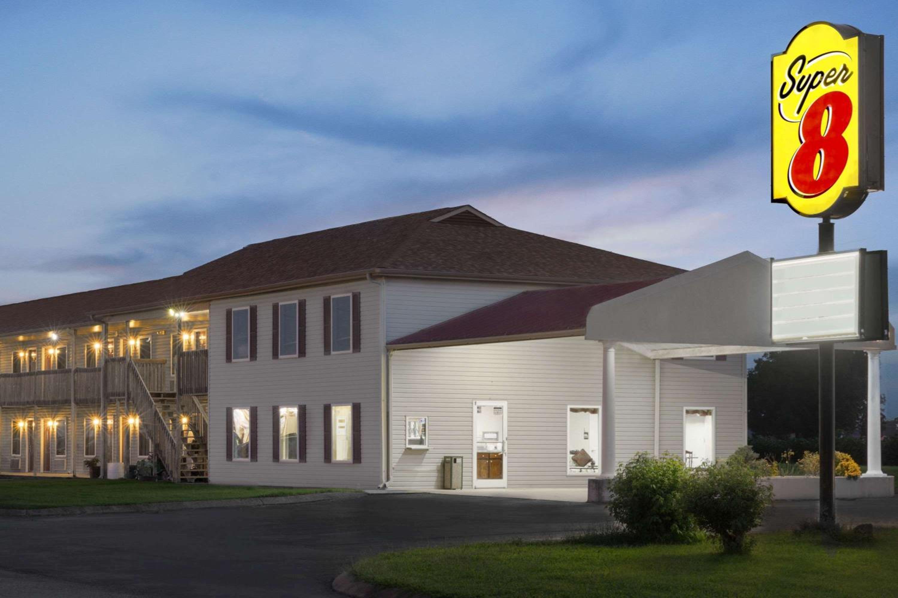 Super 8 by Wyndham Whiteville view 2