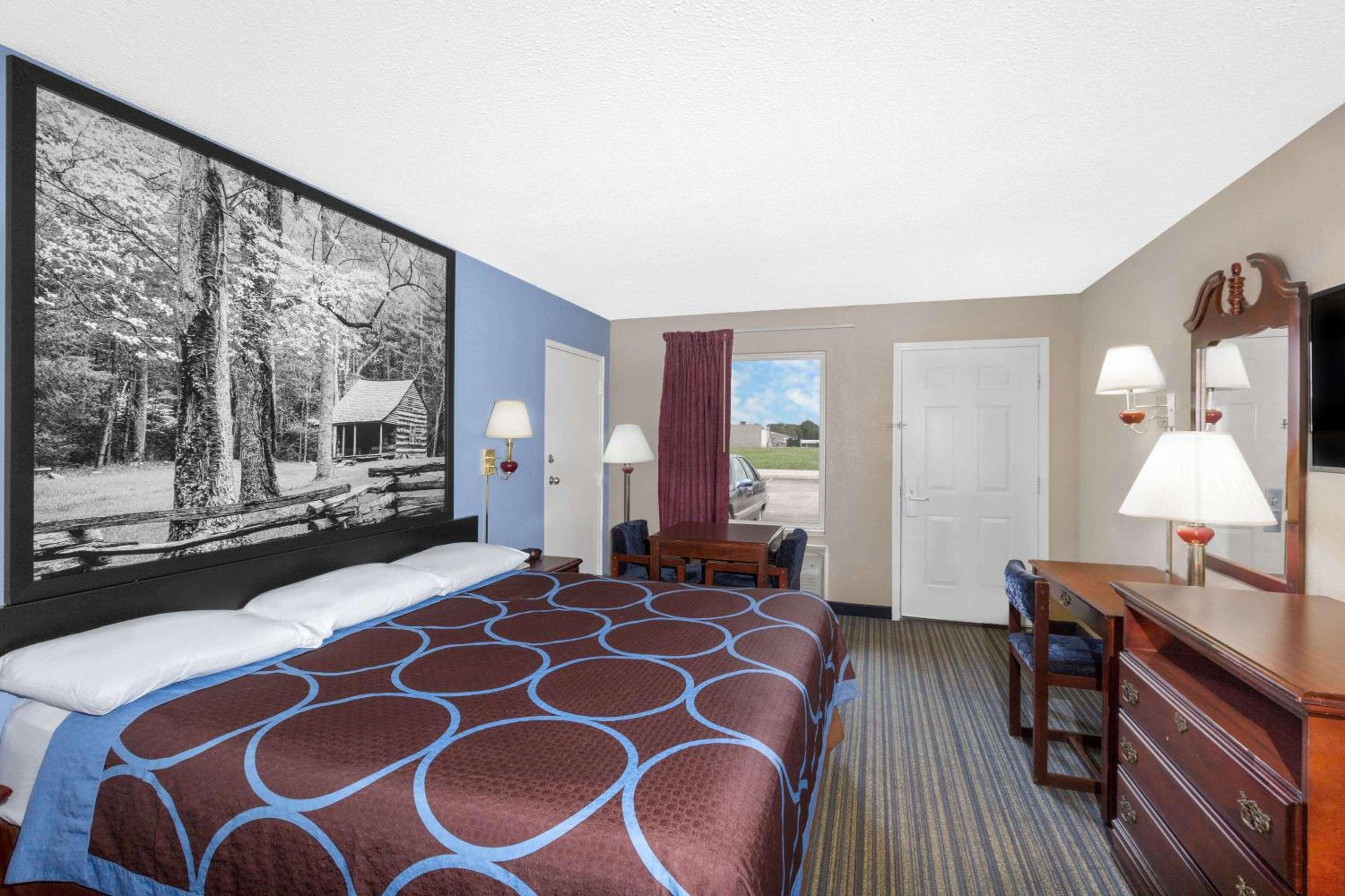 Super 8 by Wyndham Whiteville view 5